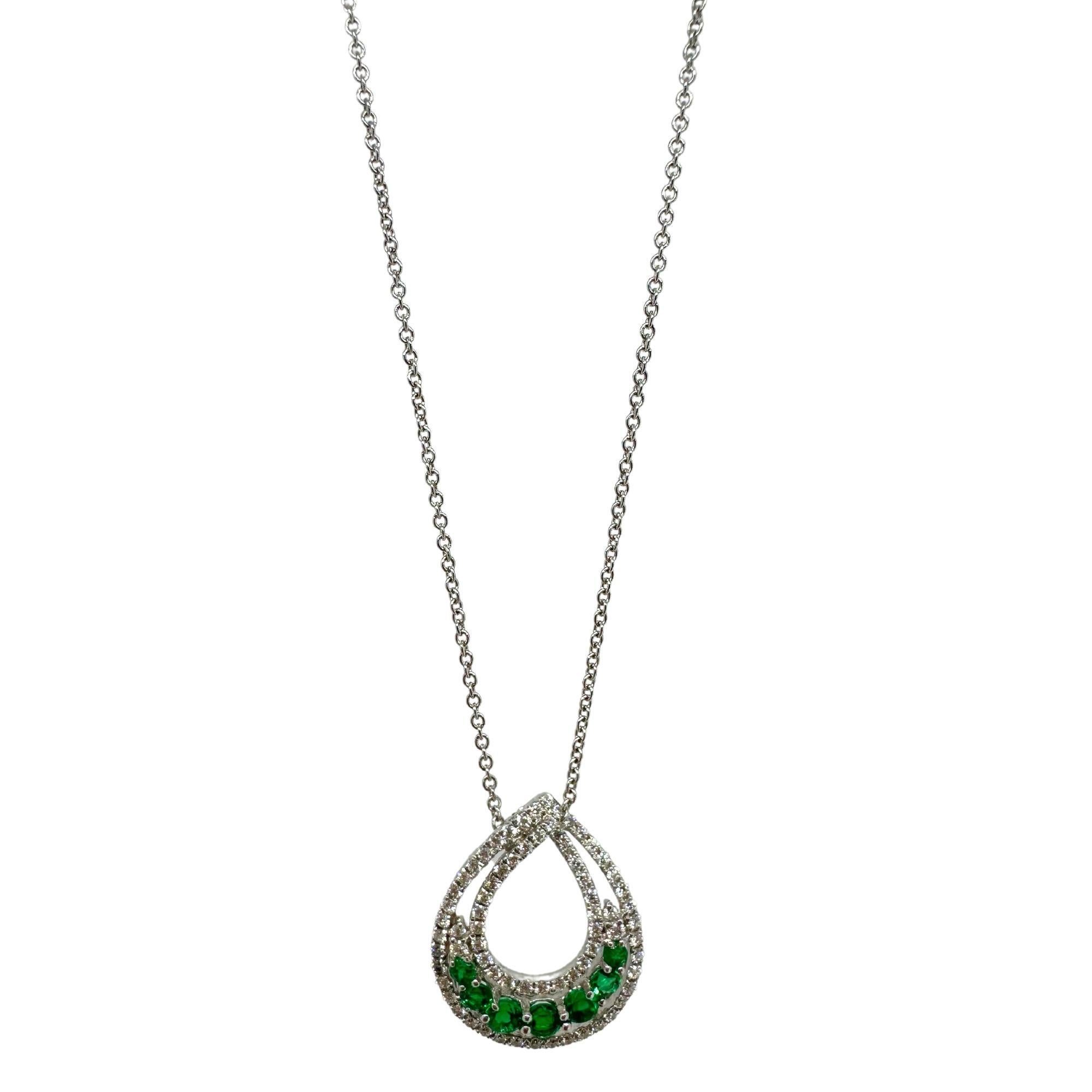 Collana con diamanti e smeraldi in oro bianco 18k
Condit: In buone condizioni, con qualche lieve usura superficiale dovuta all'età.
Lunghezza: 17 pollici, ciondolo da 0,80 pollici
Marcature: 