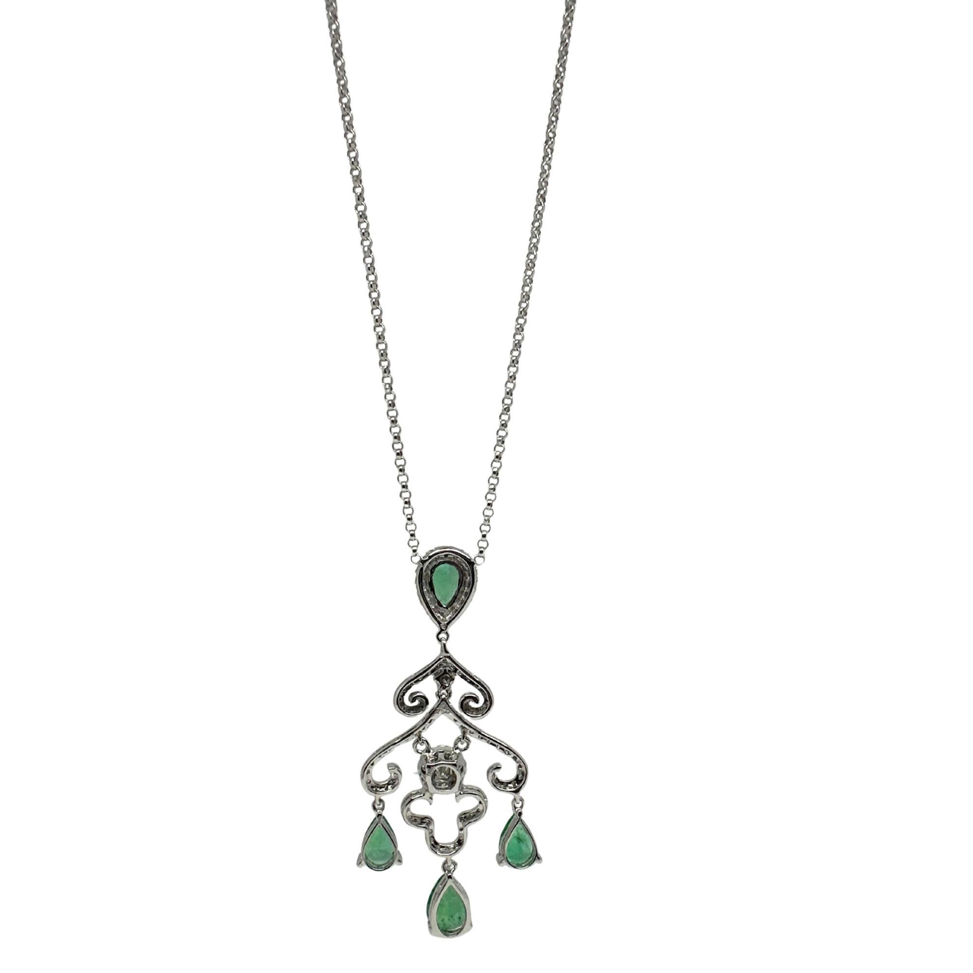 Diese Halskette besteht aus einem 2 Zoll großen Anhänger im Kronleuchter-Stil, der mit 2,78 Karat Smaragden im Birnenschliff und 0,86 Karat Diamanten verziert ist. Der aus 18 Karat Weißgold gefertigte Anhänger mit anmutigem, offenem Rankenwerk zeigt