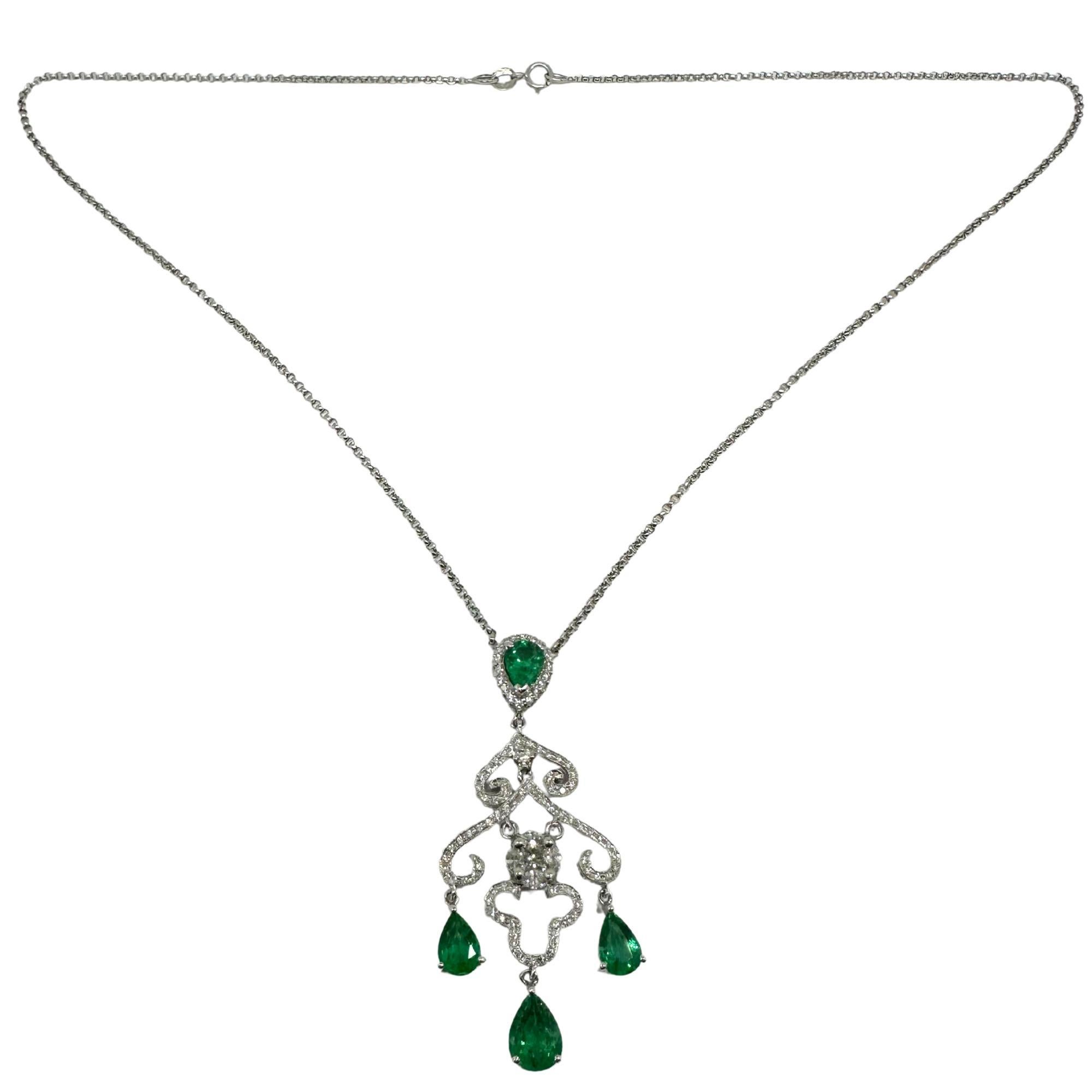 18K Weißgold Diamant- und Smaragd-Anhänger-Halskette (Tropfenschliff) im Angebot