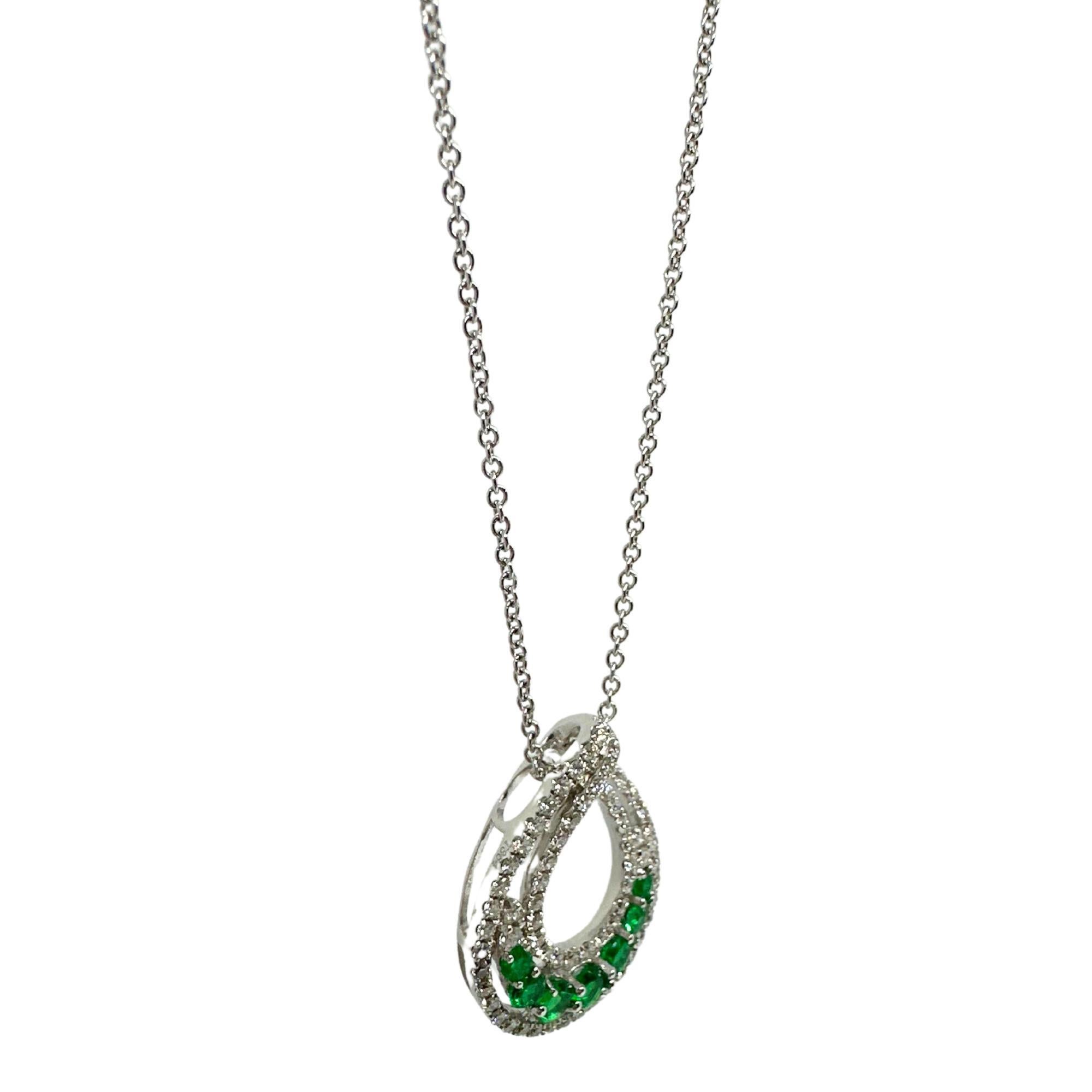 Collana con diamanti e smeraldi in oro bianco 18k In condizioni buone in vendita a New York, NY