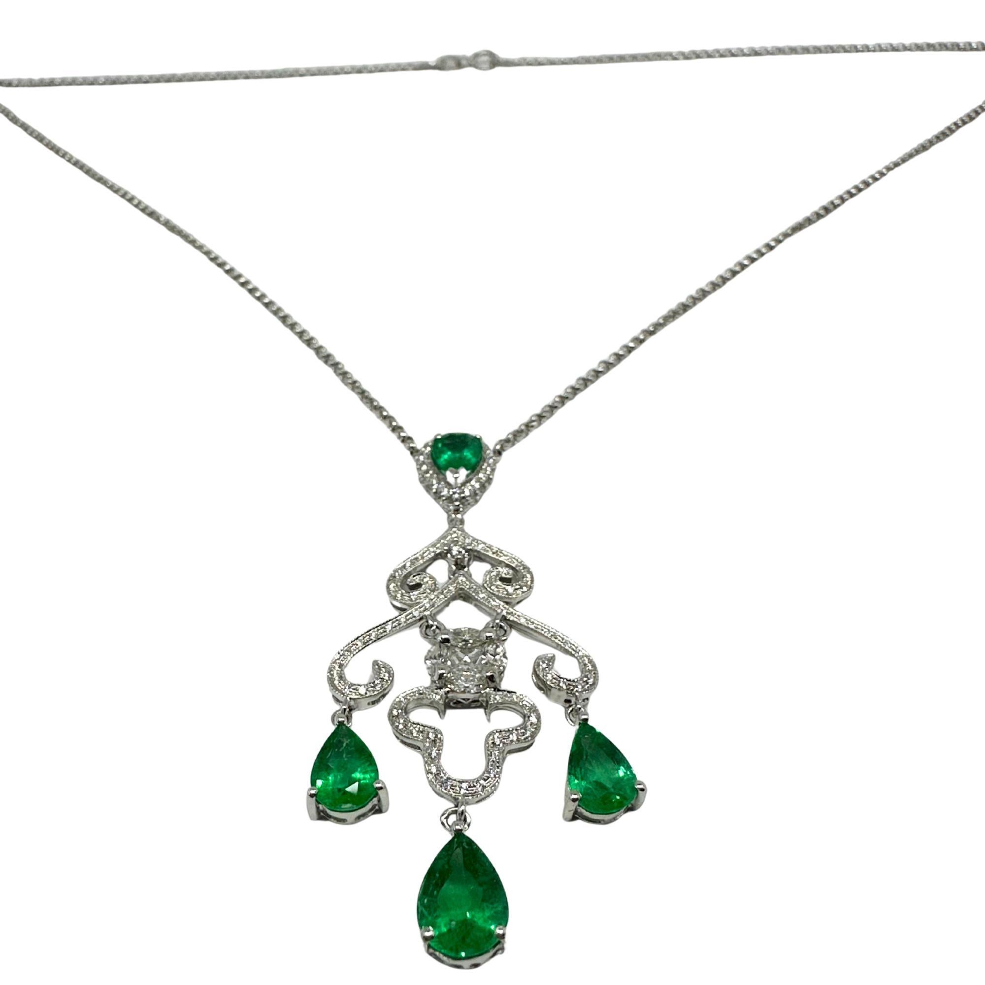18K Weißgold Diamant- und Smaragd-Anhänger-Halskette im Zustand „Gut“ im Angebot in New York, NY