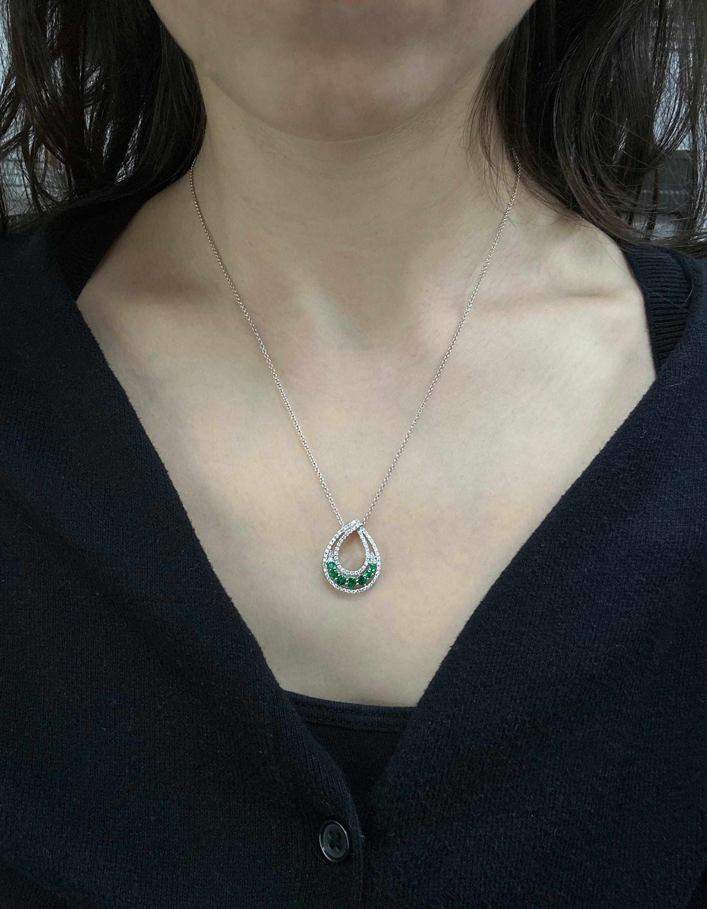 Donna Collana con diamanti e smeraldi in oro bianco 18k in vendita