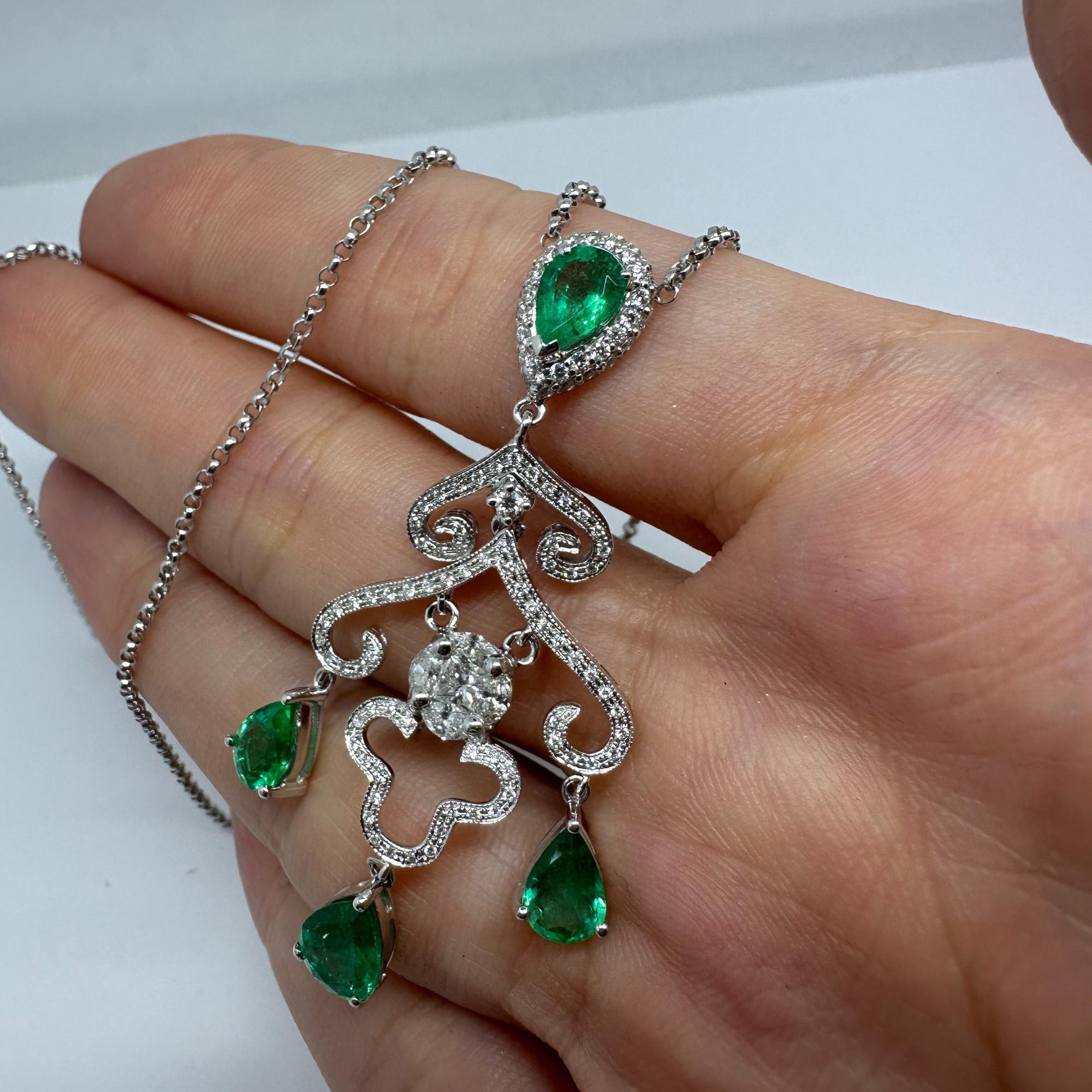 18K Weißgold Diamant- und Smaragd-Anhänger-Halskette im Angebot 3