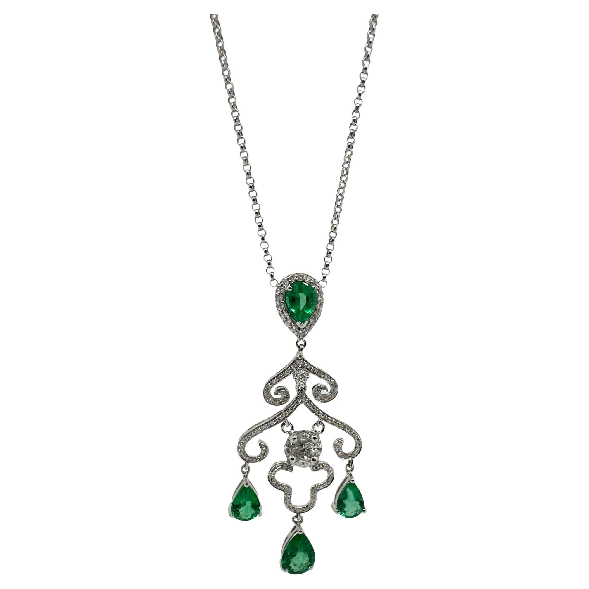 Collier à pendentifs en or blanc 18K avec diamants et émeraudes