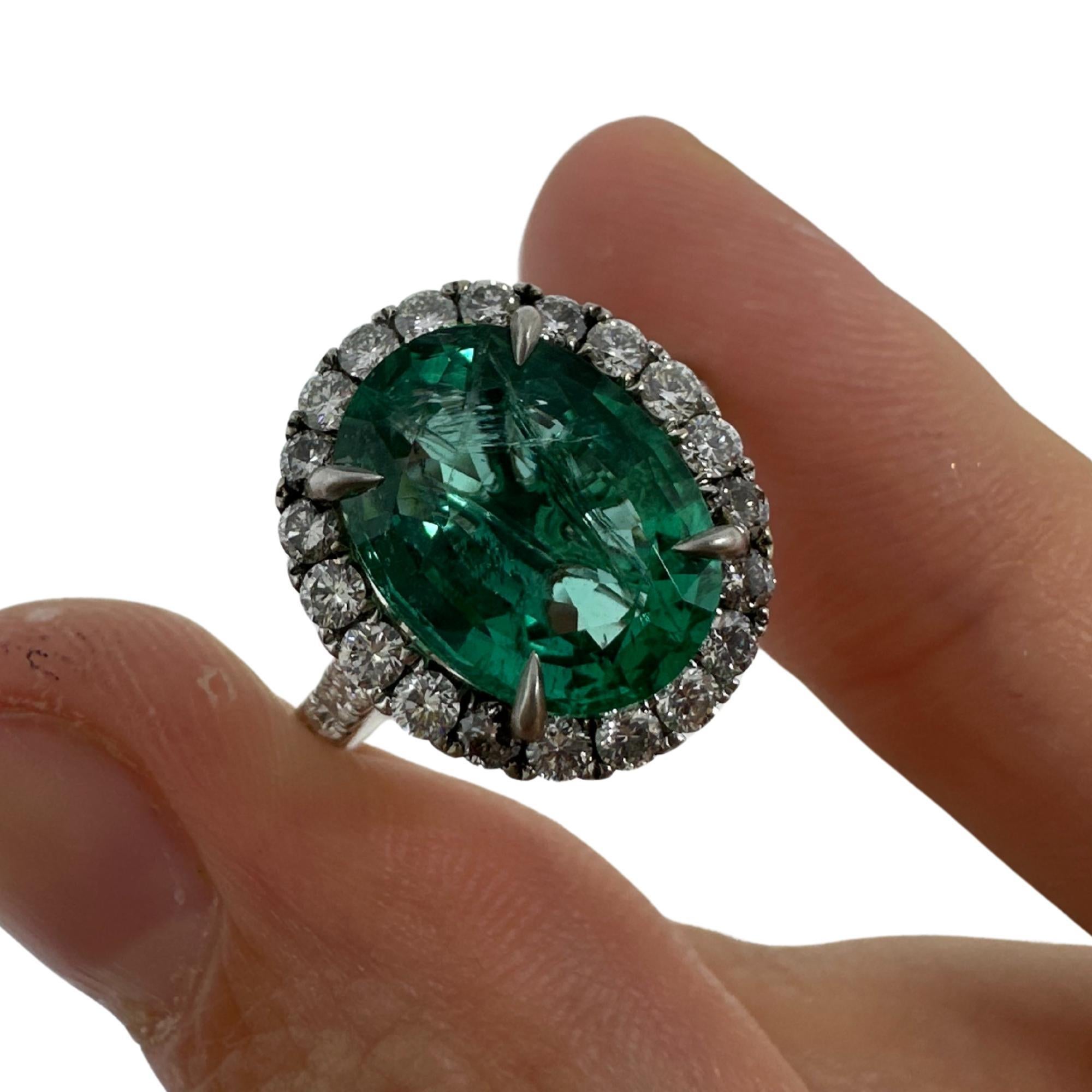 18K White Gold Diamond and Emerald Ring For Sale 5