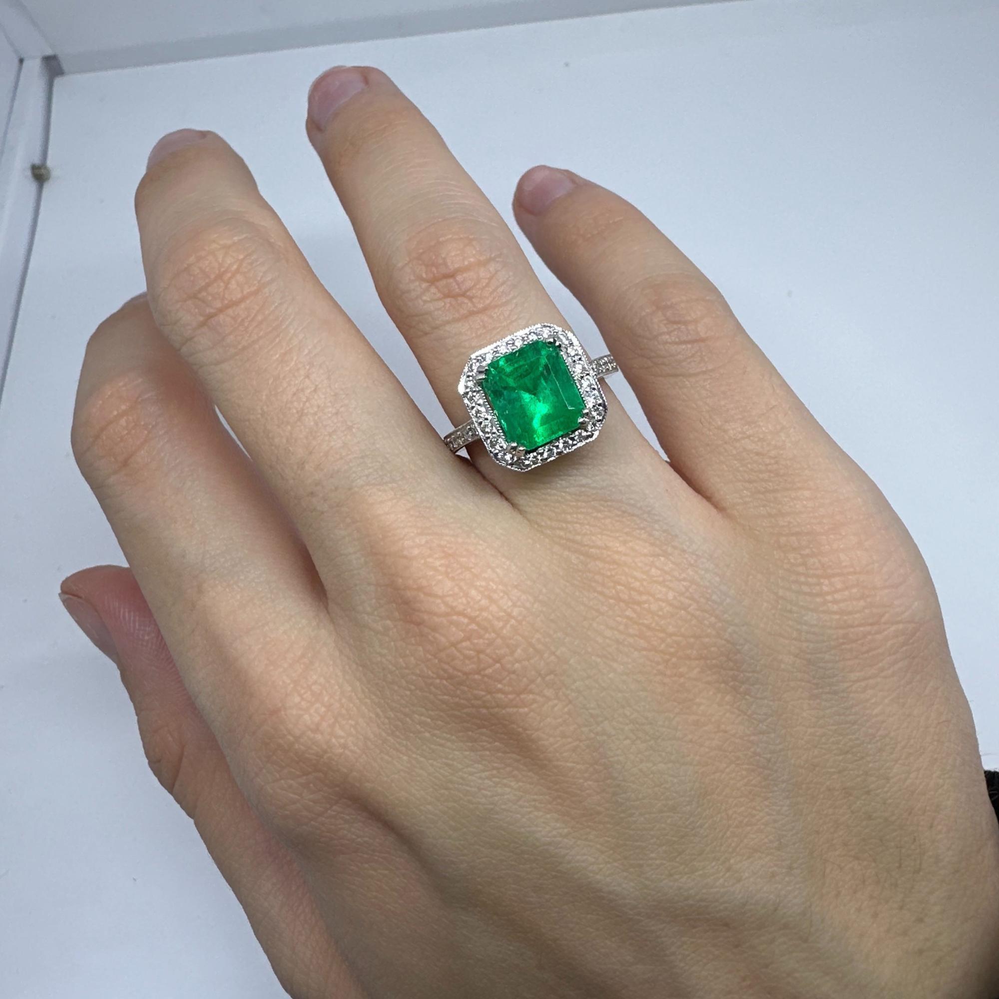 18K White Gold Diamond and Emerald Ring For Sale 5