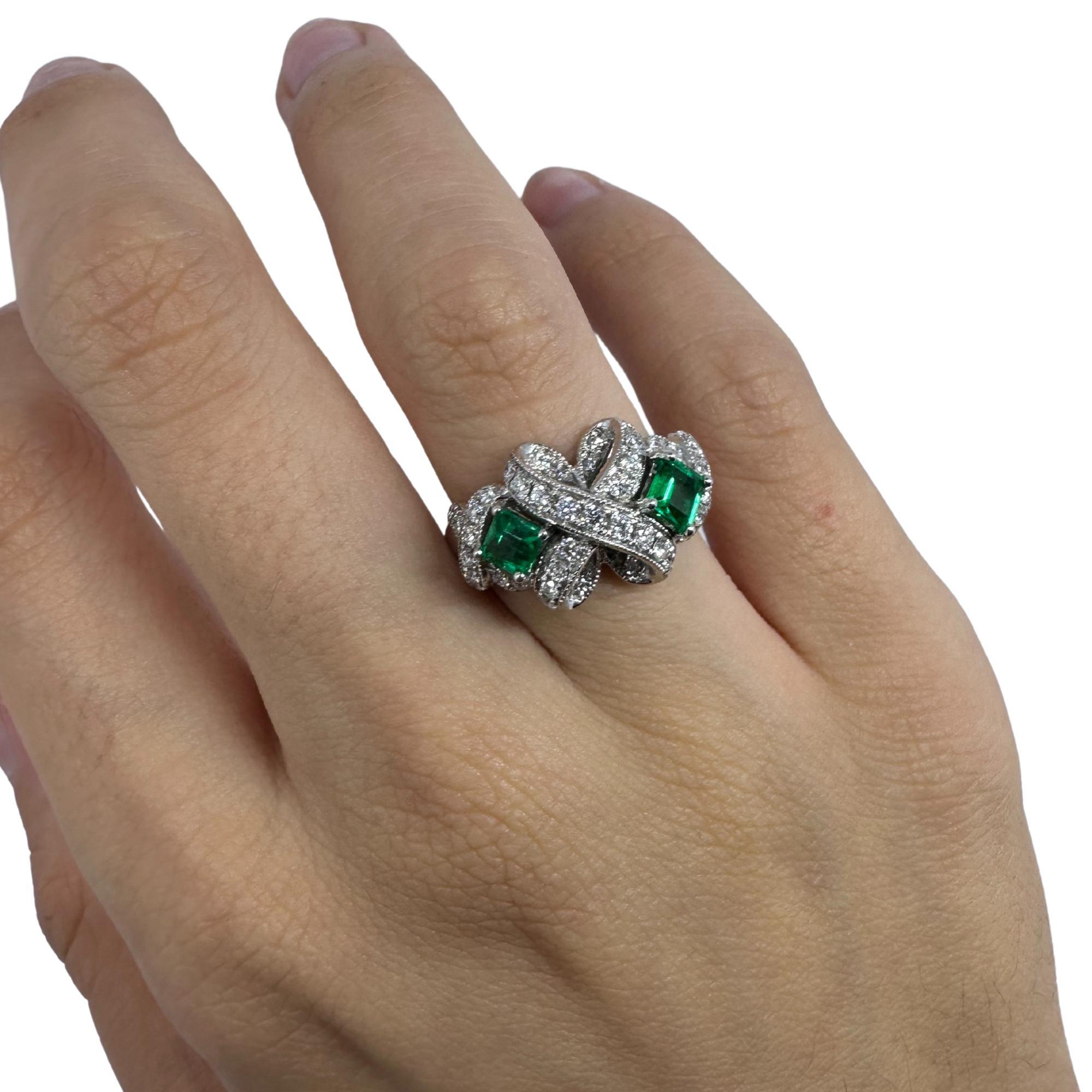 18K White Gold Diamond and Emerald Ring in vendita 5