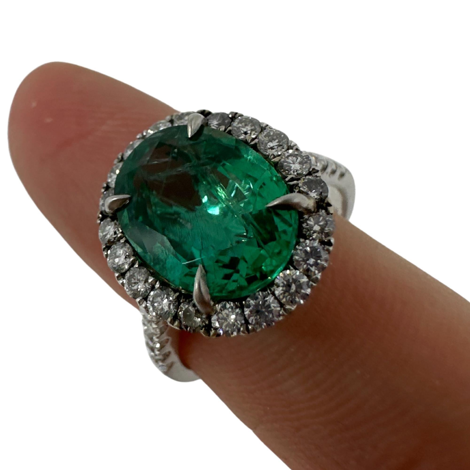 18K White Gold Diamond and Emerald Ring For Sale 7
