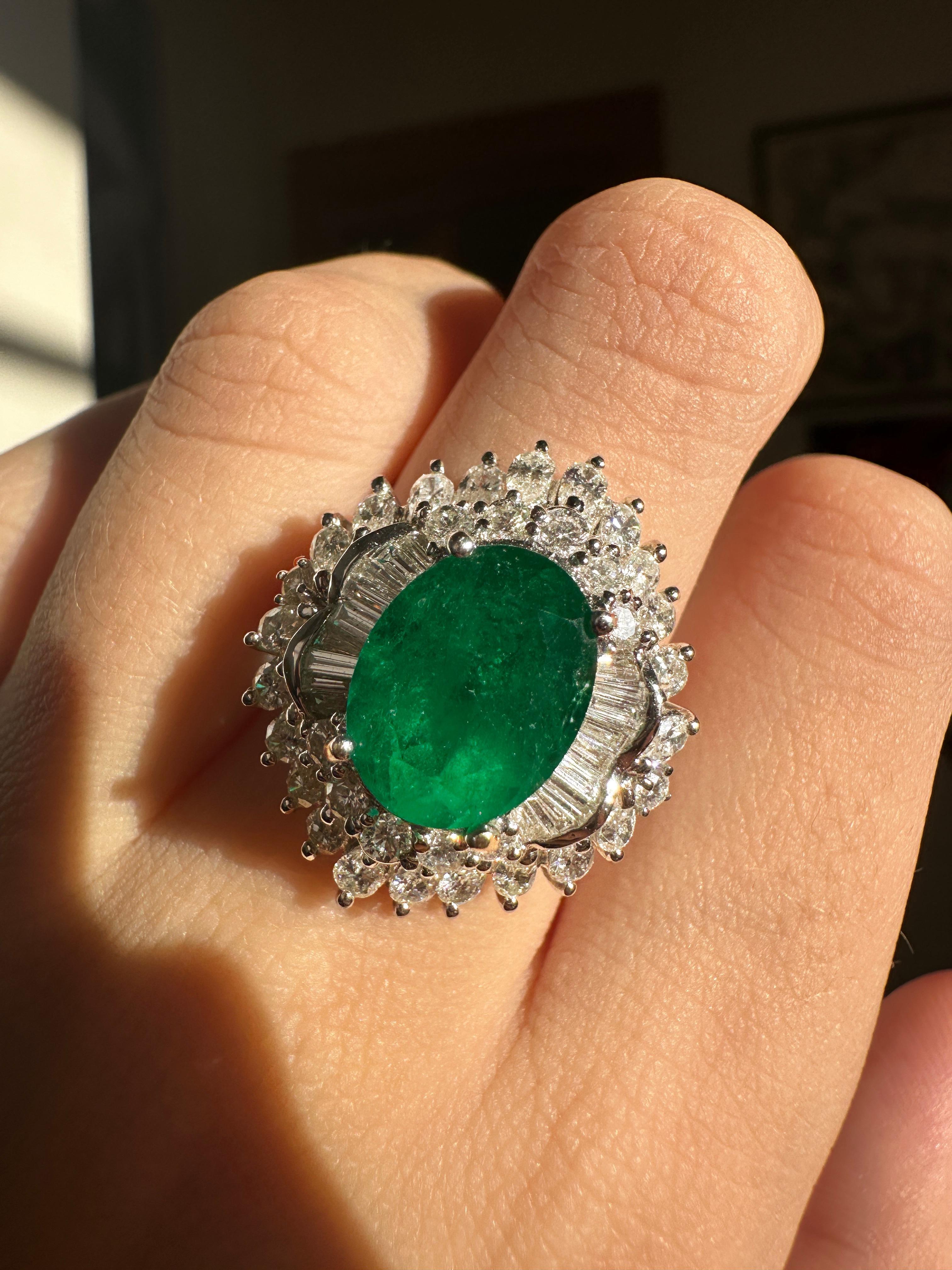 18K White Gold Diamond and Emerald Ring
Condition: In good condition with some minor surface wear consistent with age.
Ring size: 6.25
Markings: “750