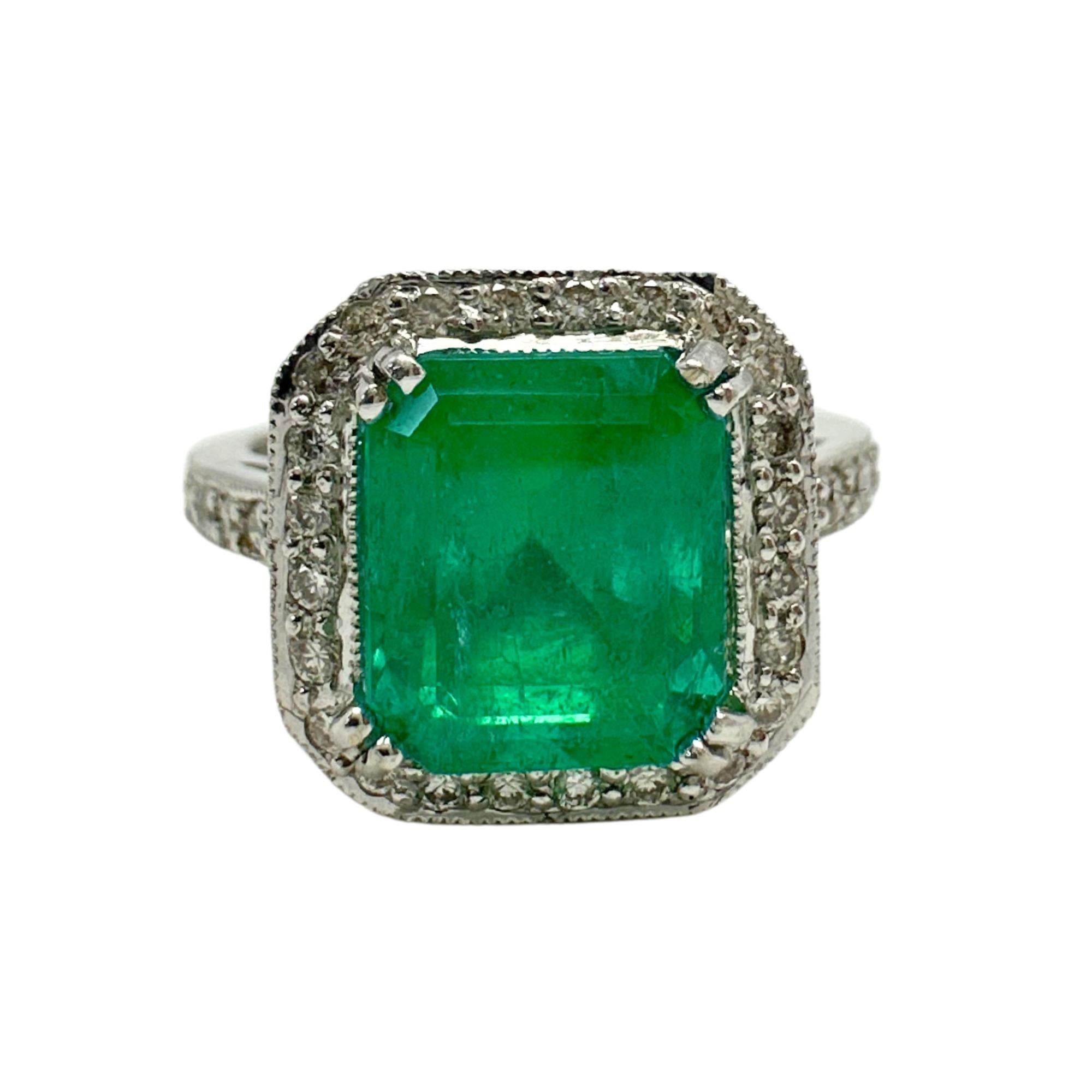 18K White Gold Diamond and Emerald Ring
Condition: In good condition with some minor surface wear consistent with age.
Ring size: 6
Markings: 