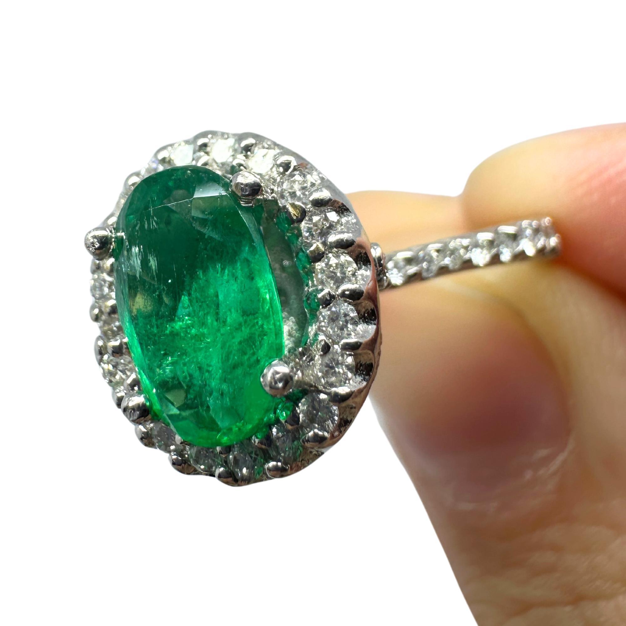 Modern 18K White Gold Diamond and Emerald Ring For Sale