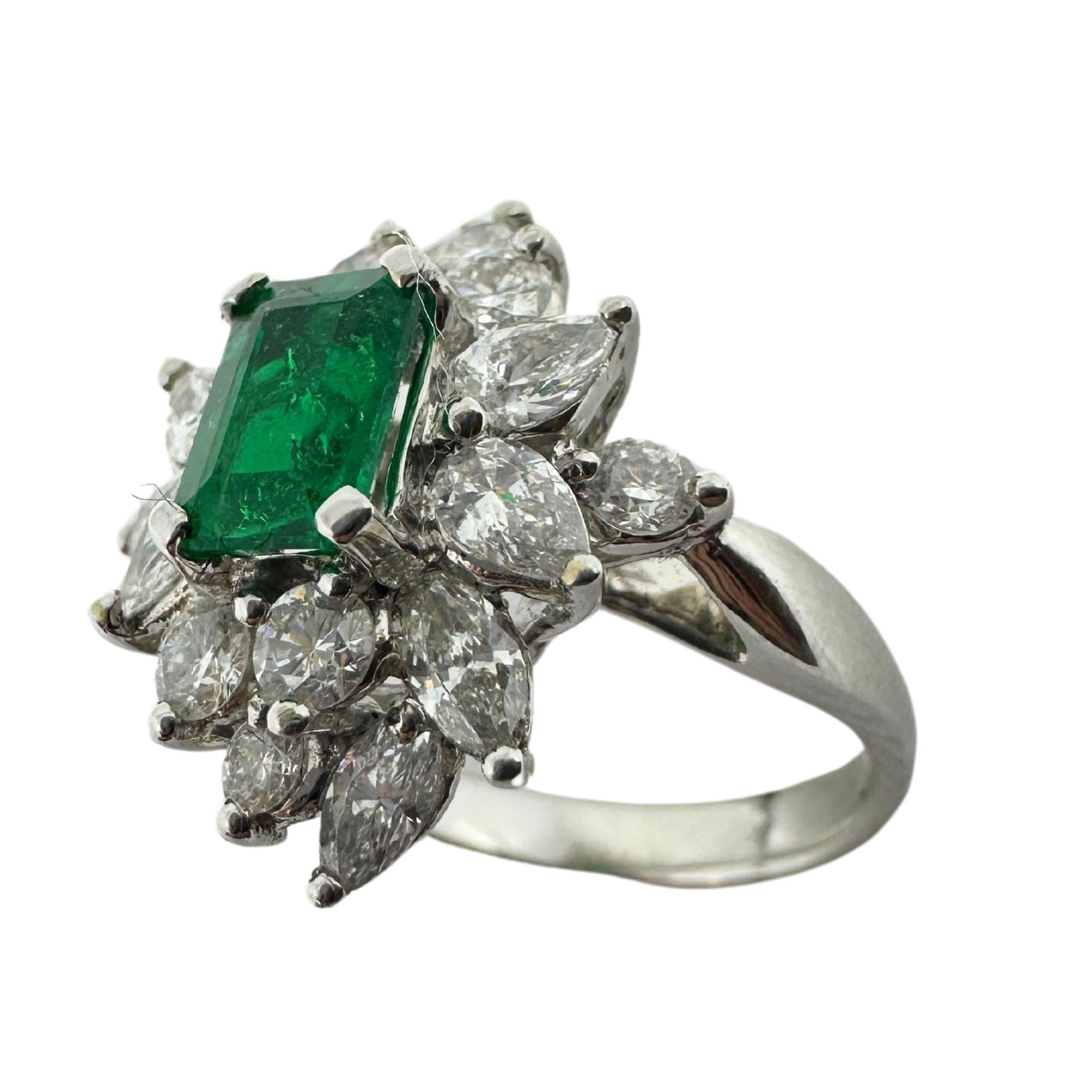 Modern 18k White Gold Diamond and Emerald Ring For Sale