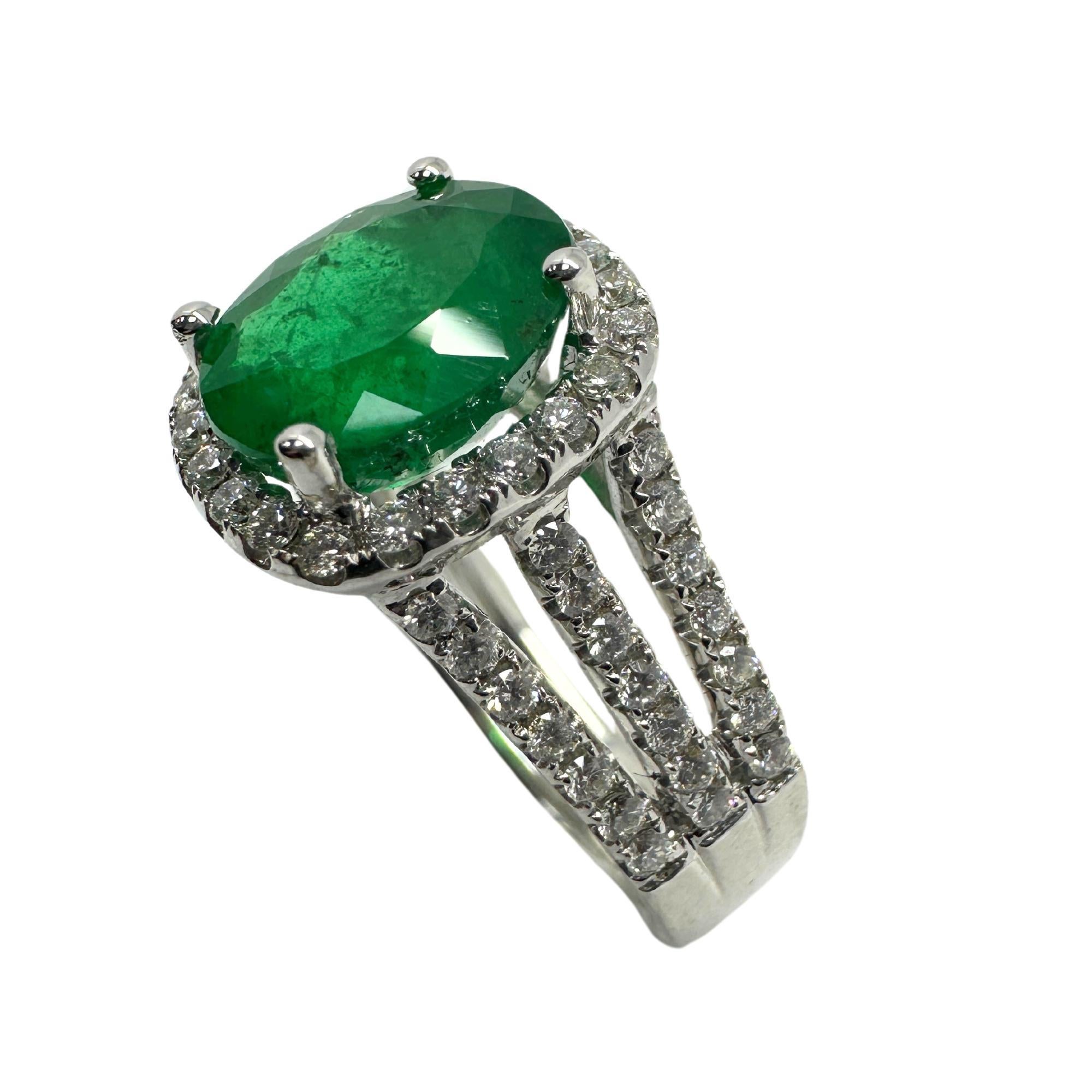 Modern 18k White Gold Diamond and Emerald Ring For Sale