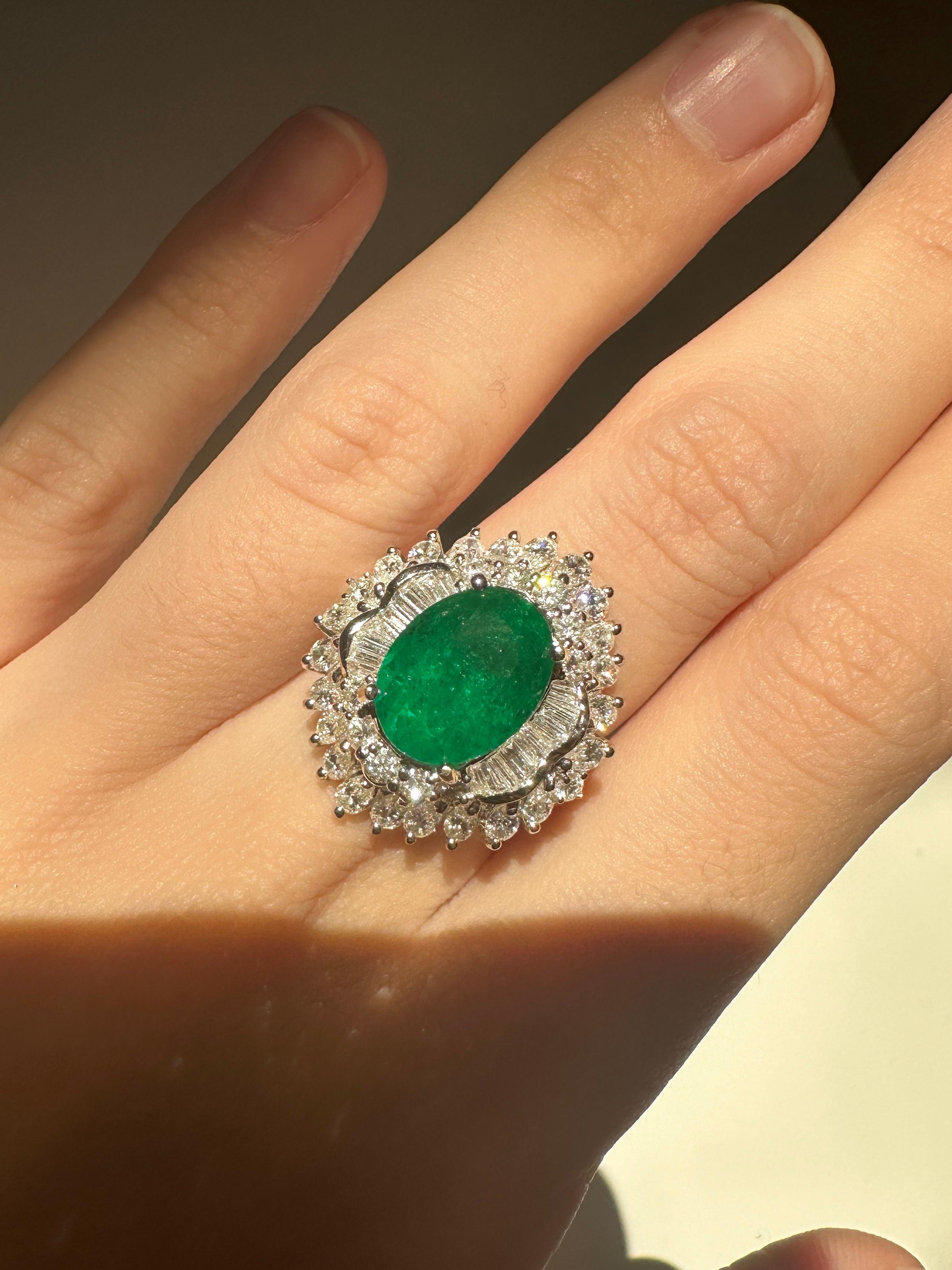 Modern 18k White Gold Diamond and Emerald Ring For Sale