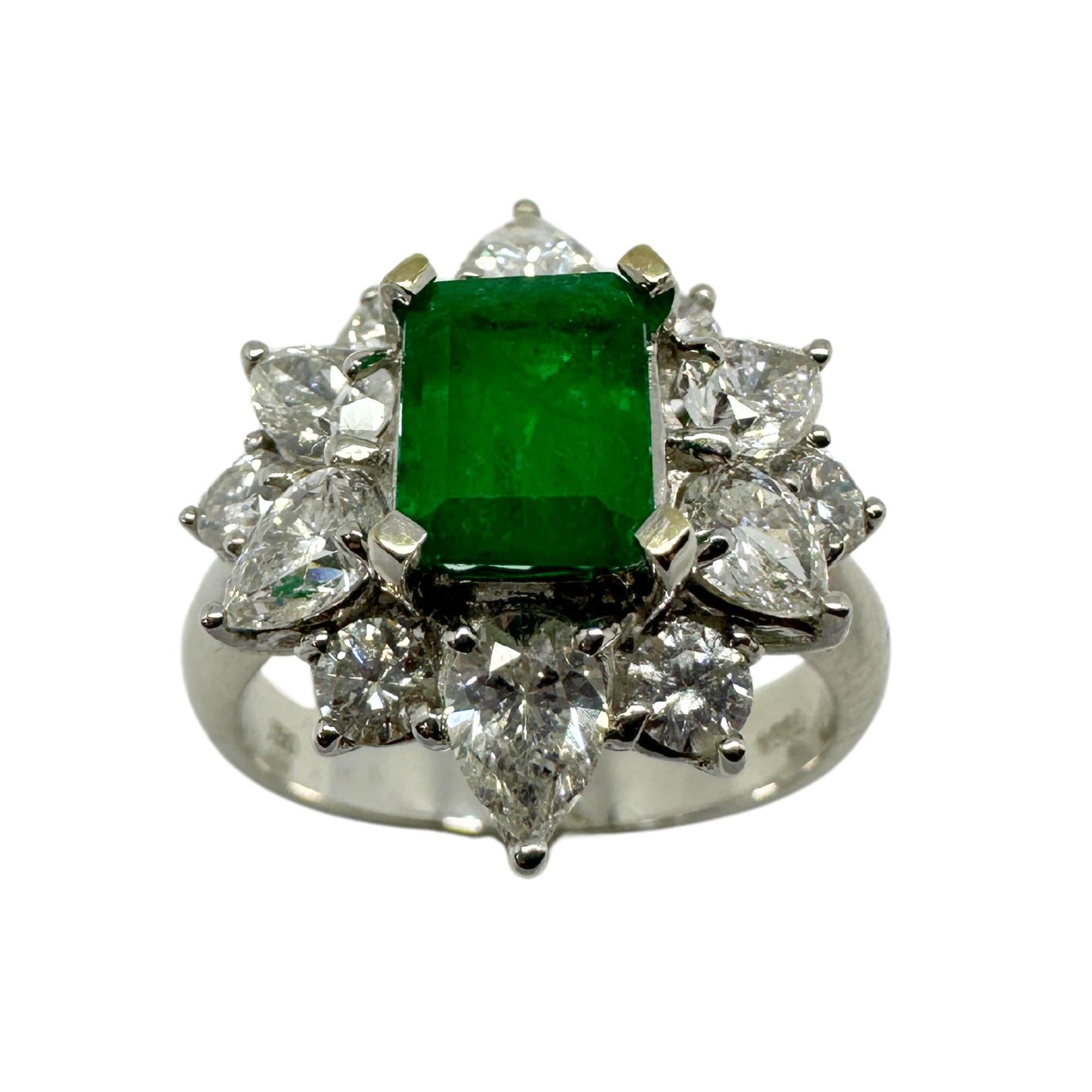 Modern 18k White Gold Diamond and Emerald Ring For Sale