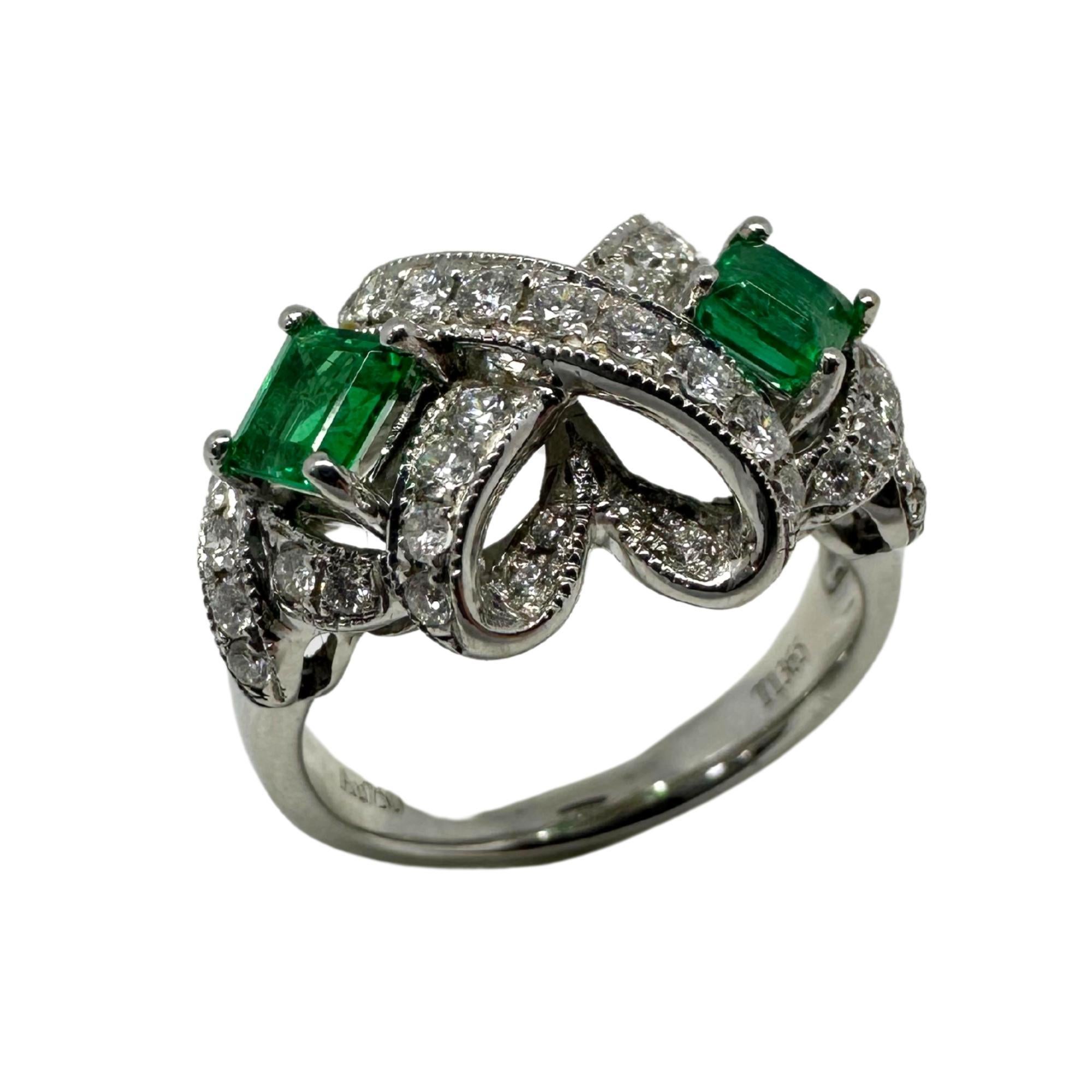 Taglio rotondo 18K White Gold Diamond and Emerald Ring in vendita