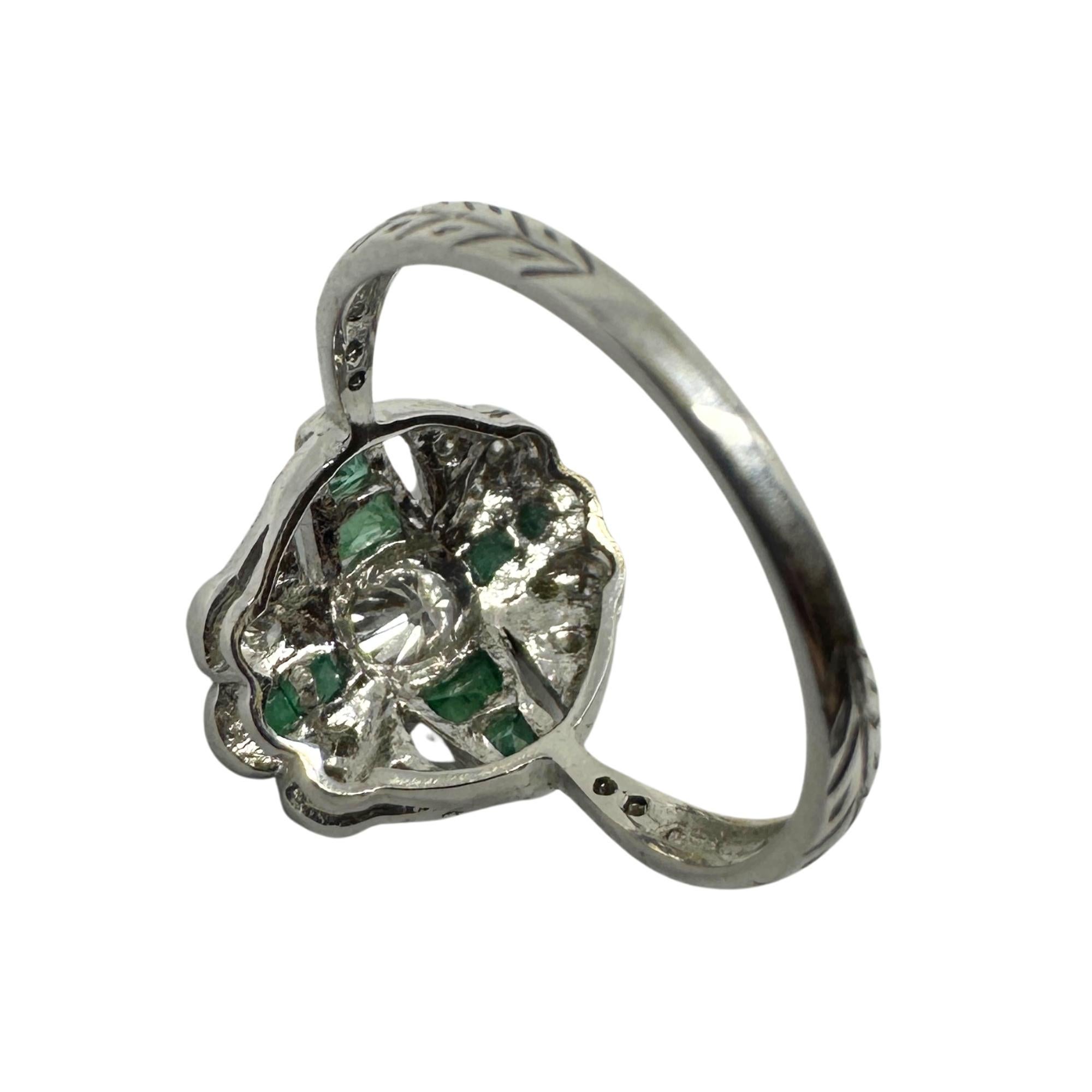 Round Cut 18k White Gold Diamond and Emerald Ring For Sale