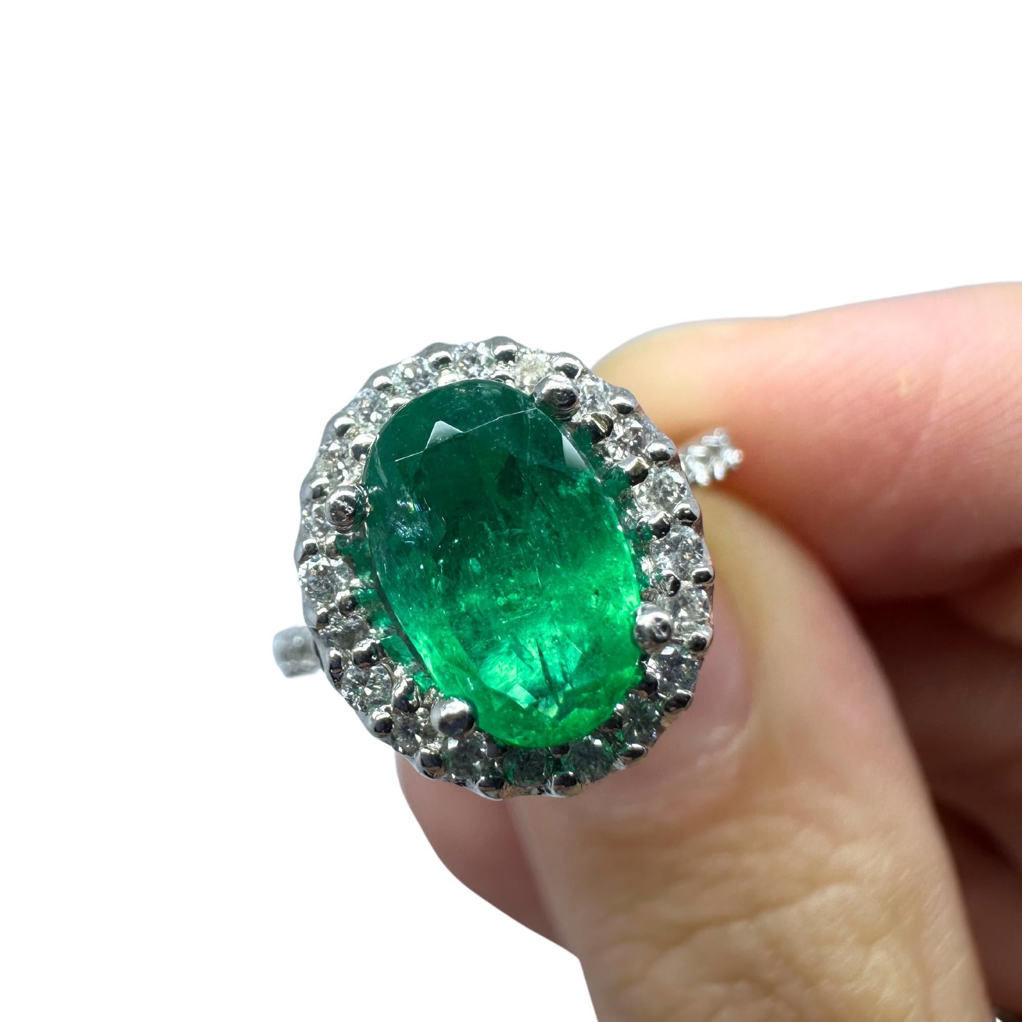 Round Cut 18K White Gold Diamond and Emerald Ring For Sale