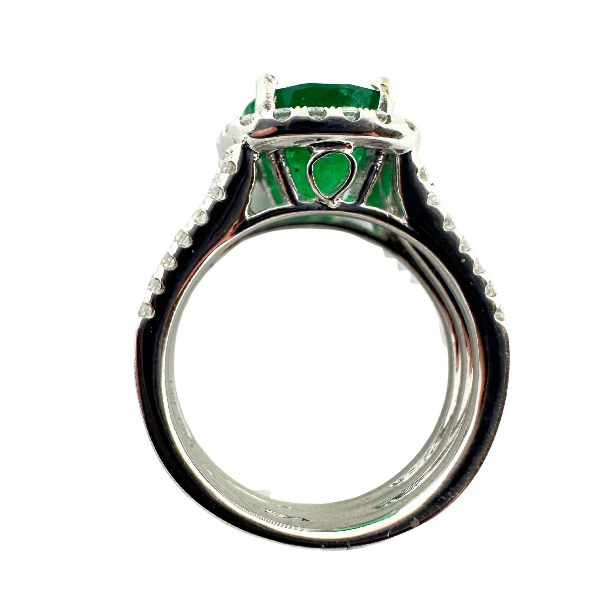 Round Cut 18k White Gold Diamond and Emerald Ring For Sale