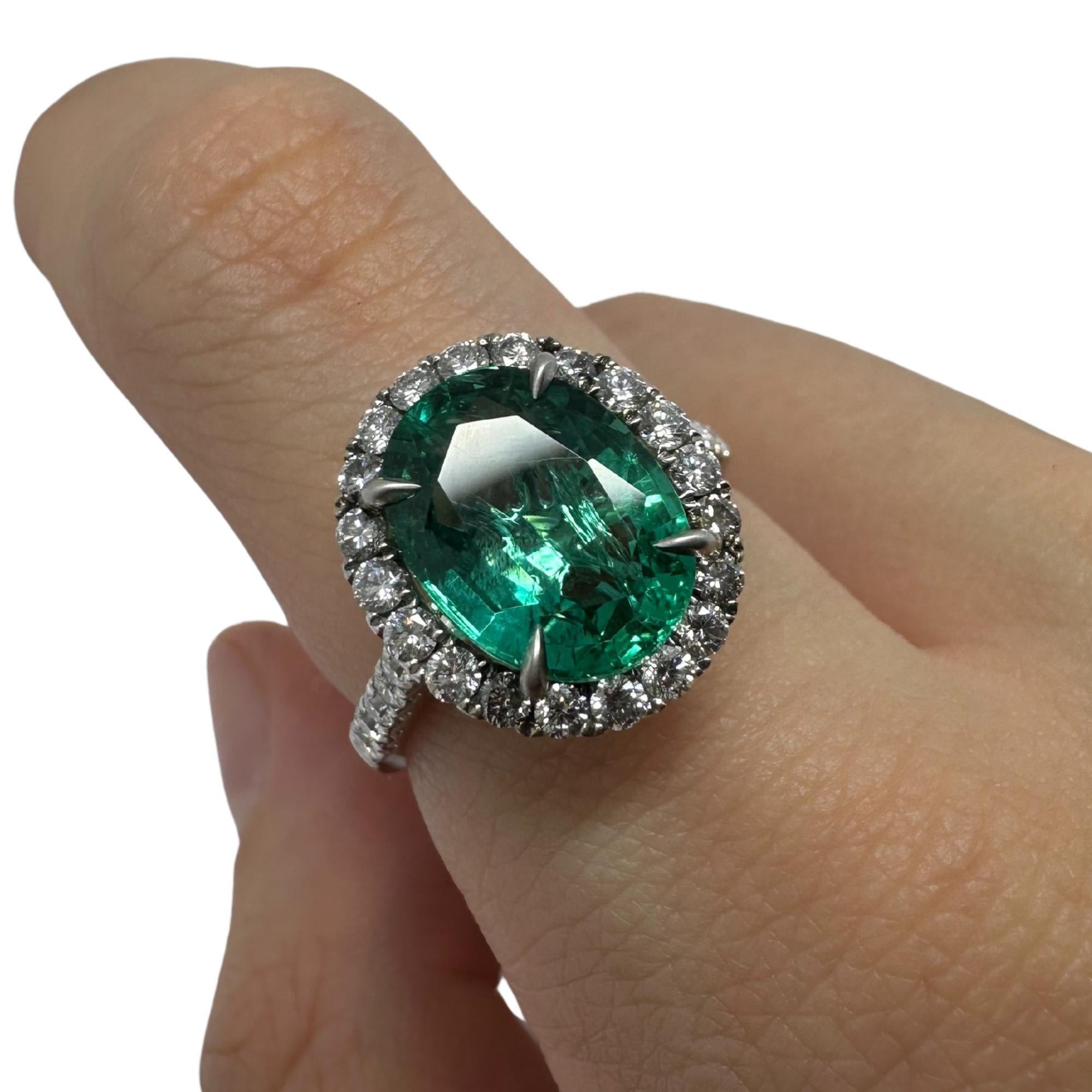 18K White Gold Diamond and Emerald Ring In Good Condition For Sale In New York, NY