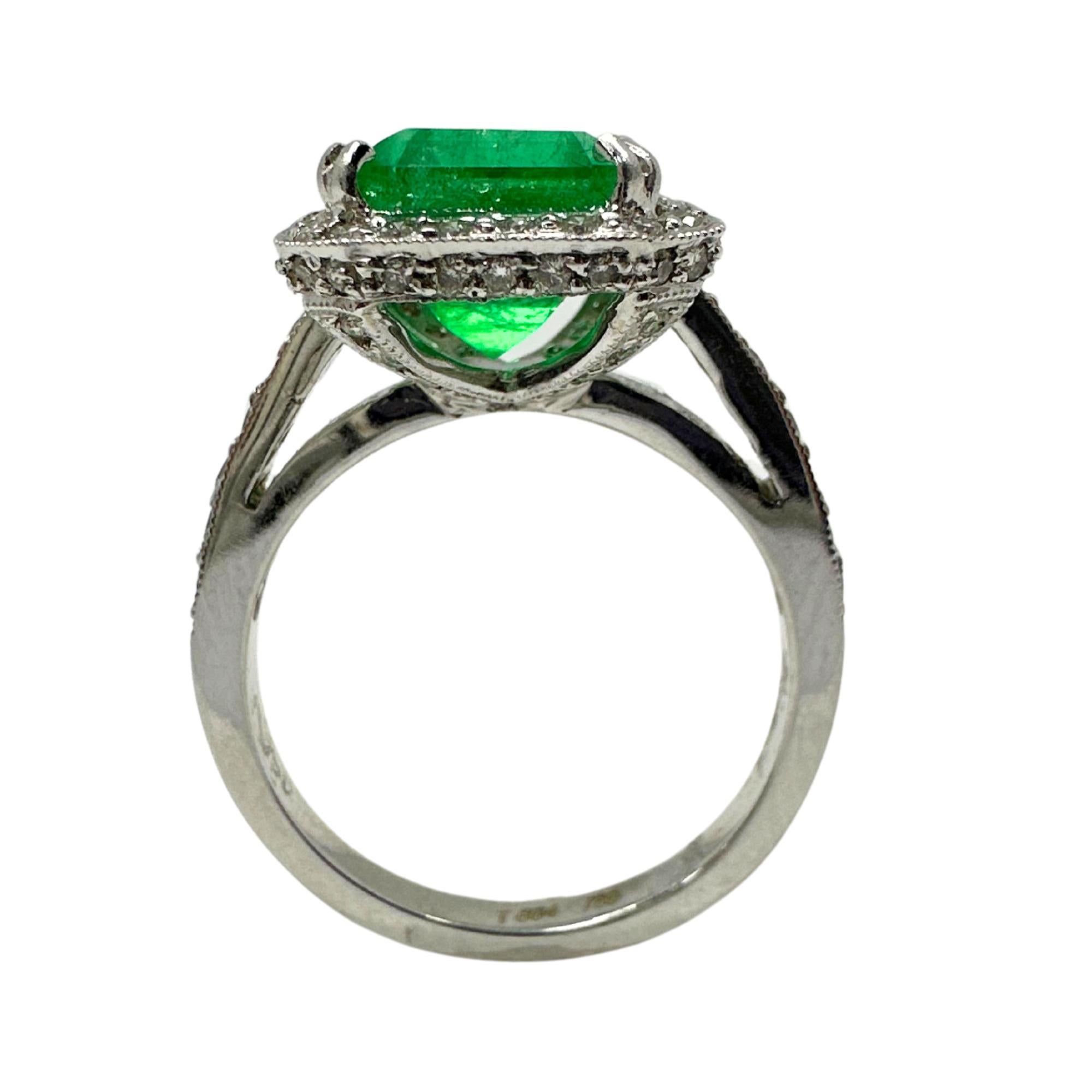 18K White Gold Diamond and Emerald Ring In Good Condition For Sale In New York, NY