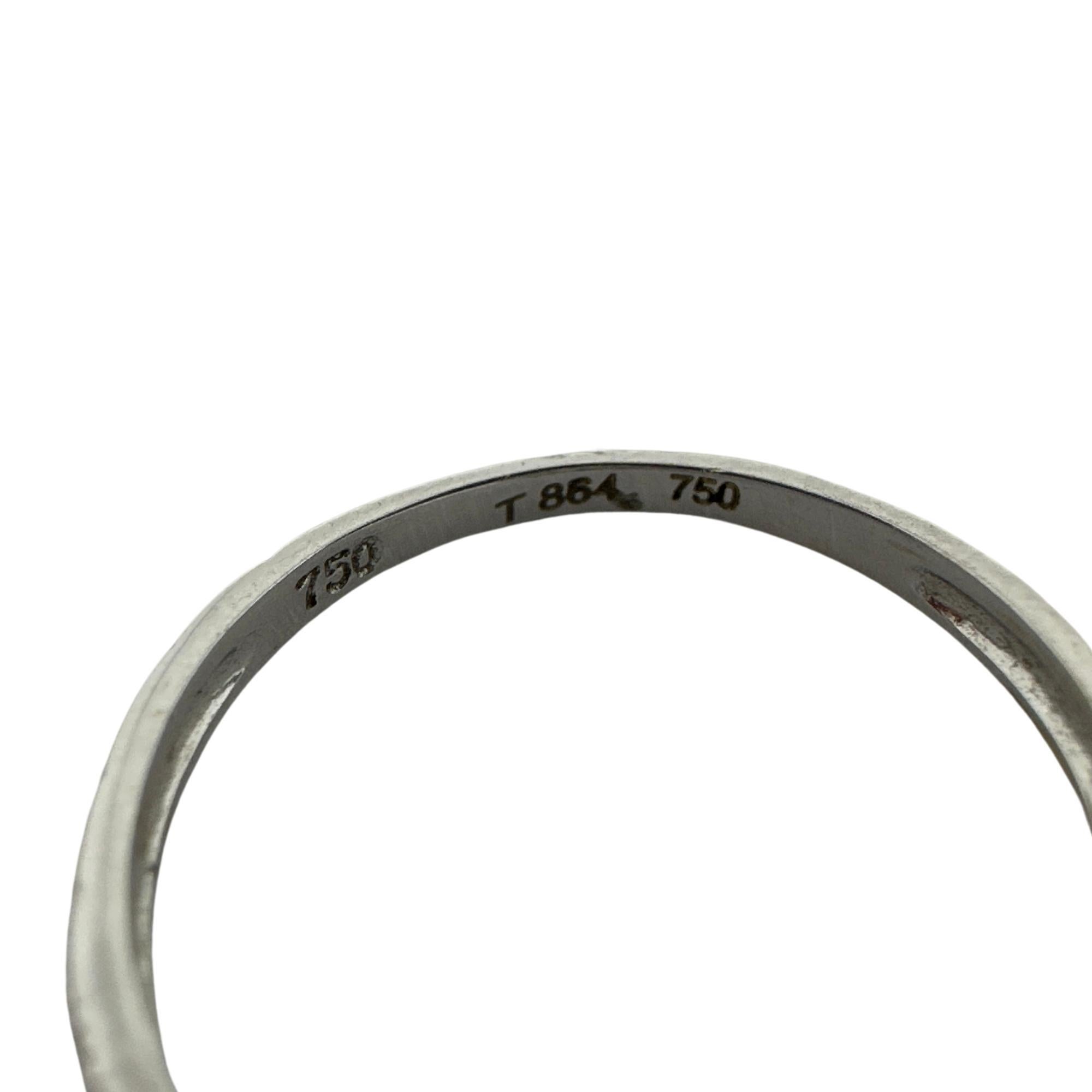 18k White Gold Diamond and Emerald Ring In Good Condition For Sale In New York, NY