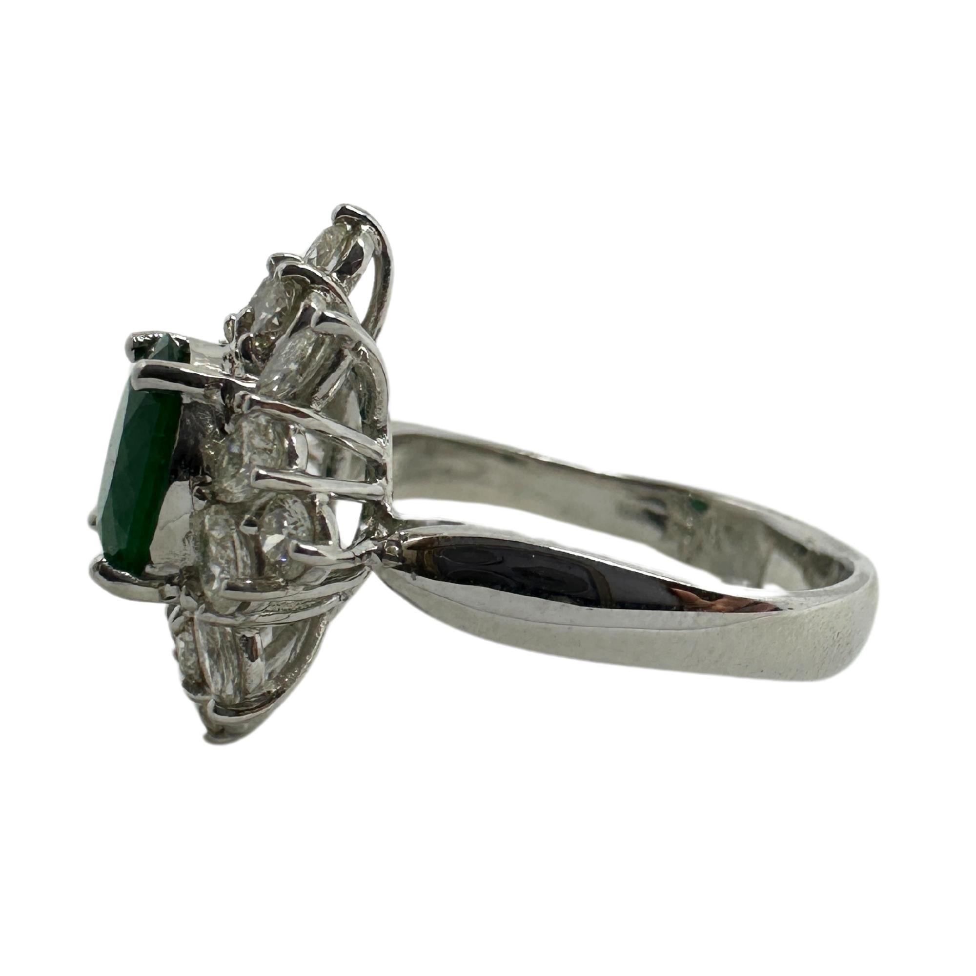 18k White Gold Diamond and Emerald Ring In Good Condition For Sale In New York, NY