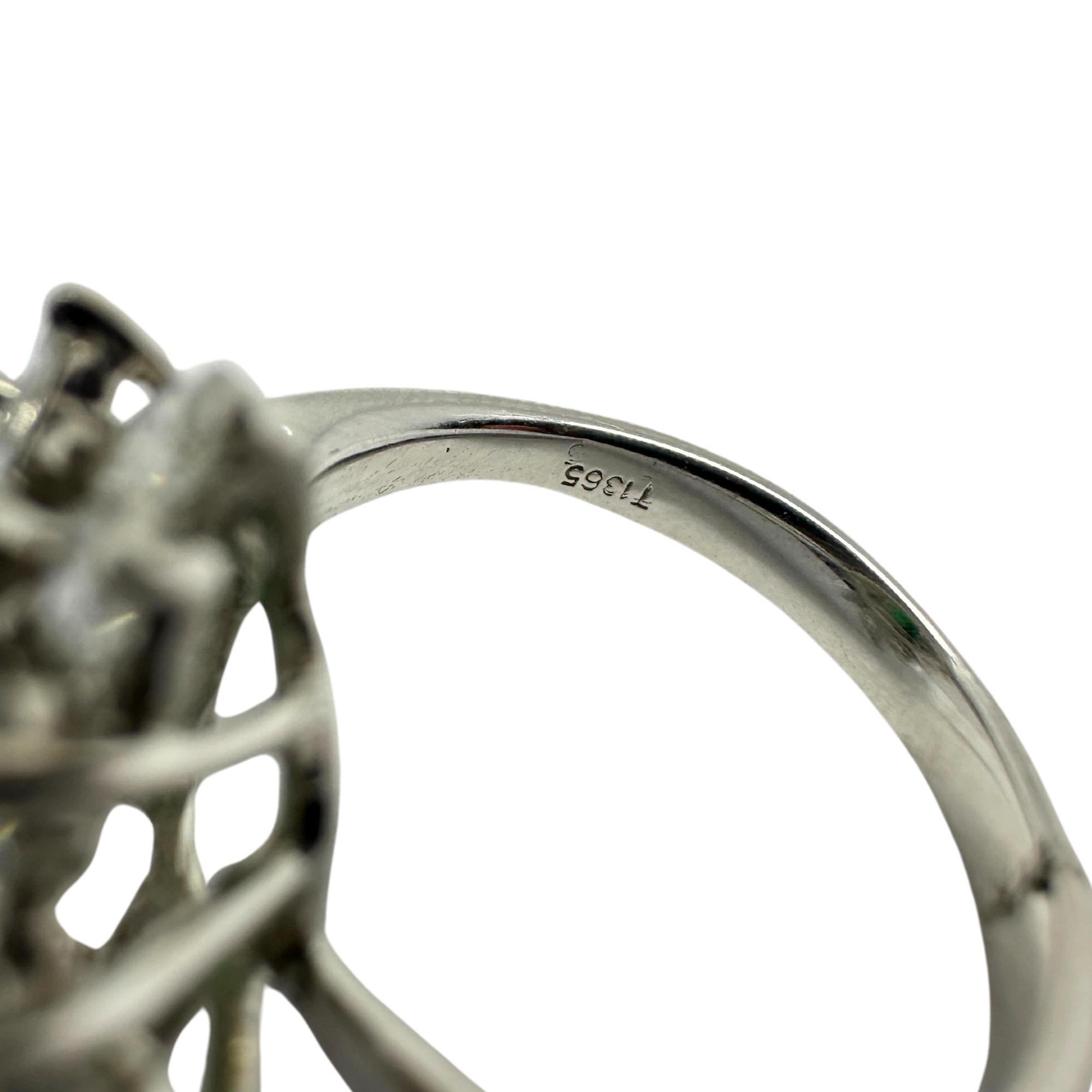 18k White Gold Diamond and Emerald Ring In Good Condition For Sale In New York, NY