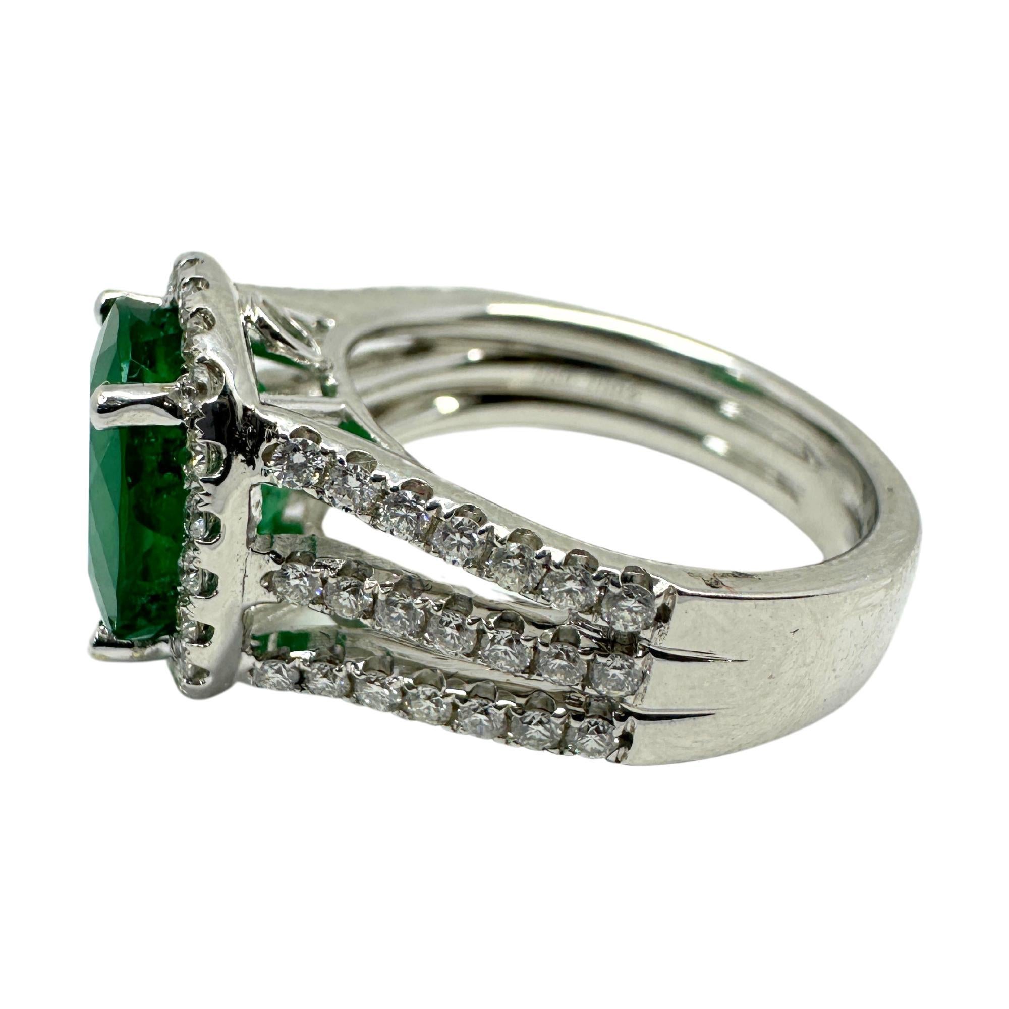 18k White Gold Diamond and Emerald Ring In Good Condition For Sale In New York, NY