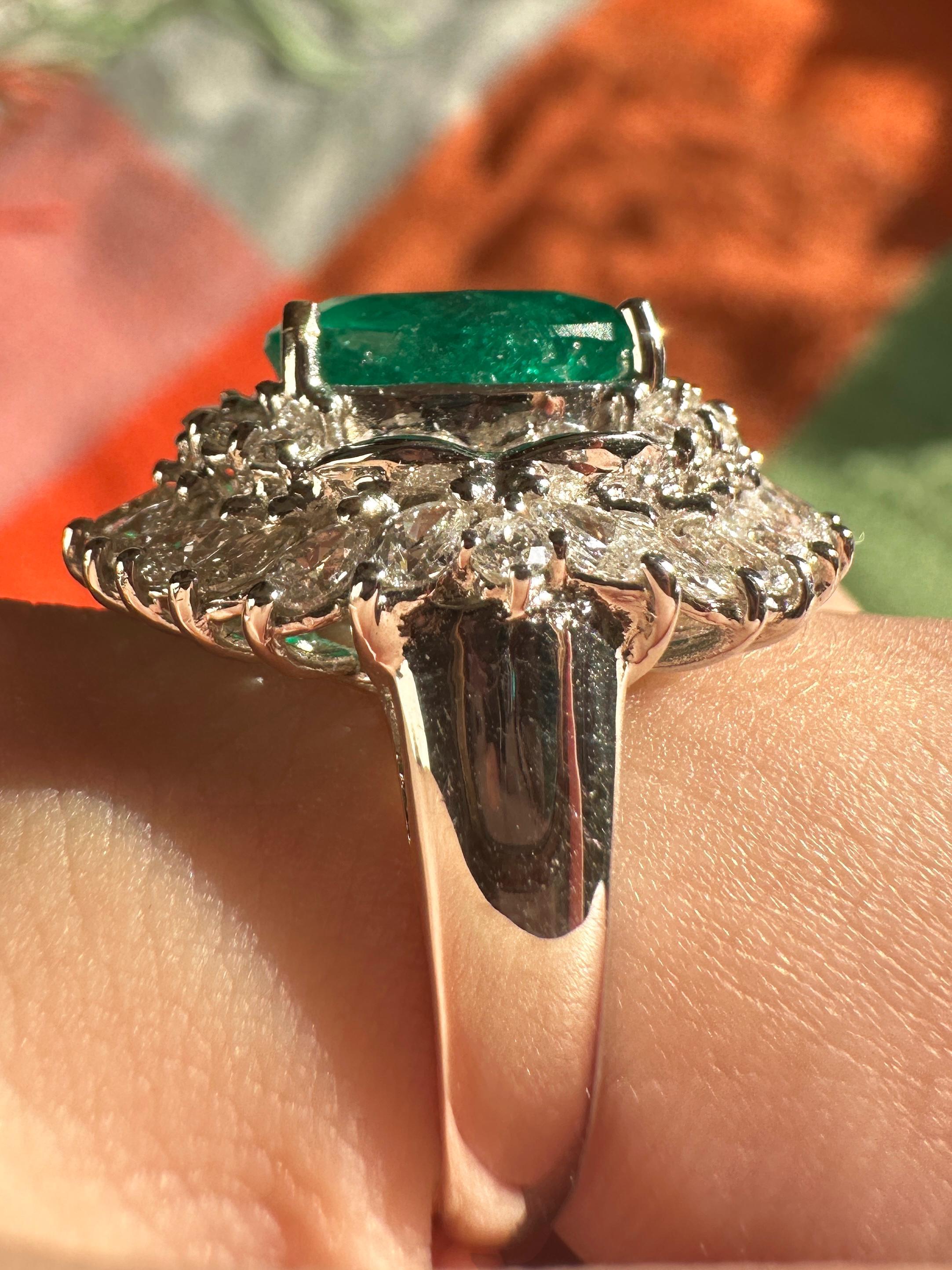 18k White Gold Diamond and Emerald Ring In Good Condition For Sale In New York, NY