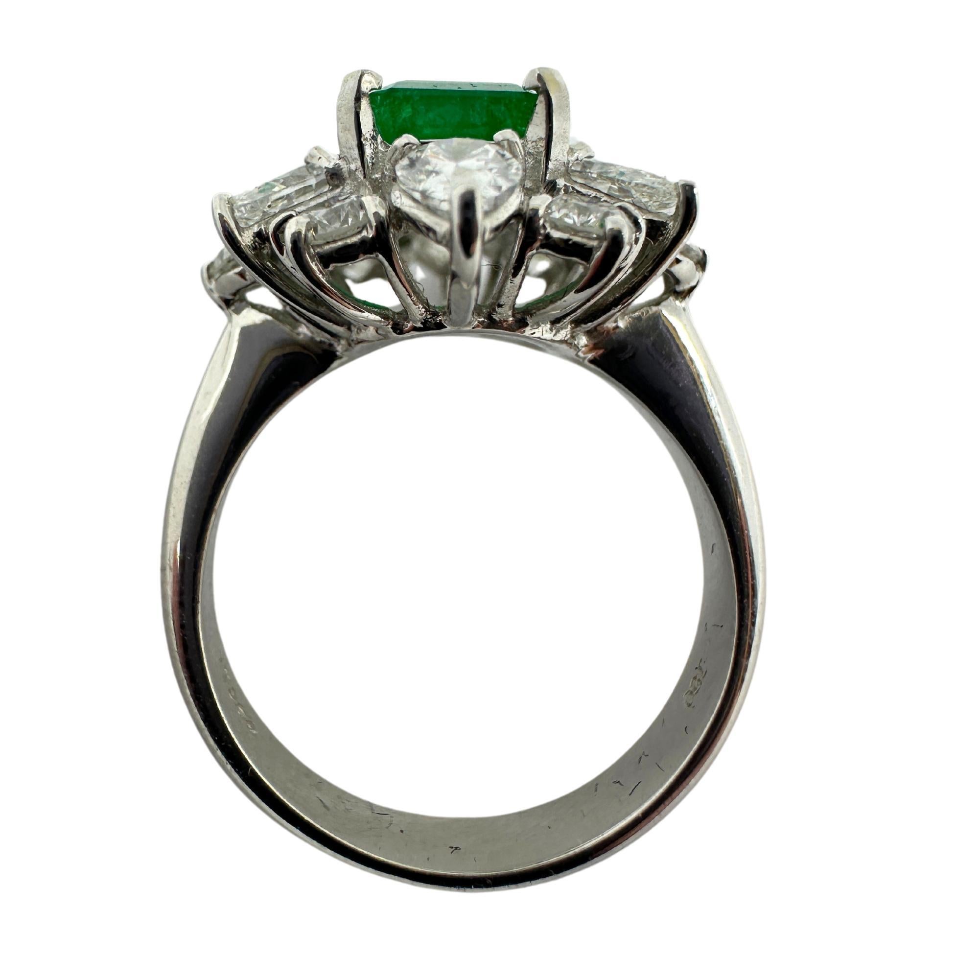 18k White Gold Diamond and Emerald Ring In Good Condition For Sale In New York, NY