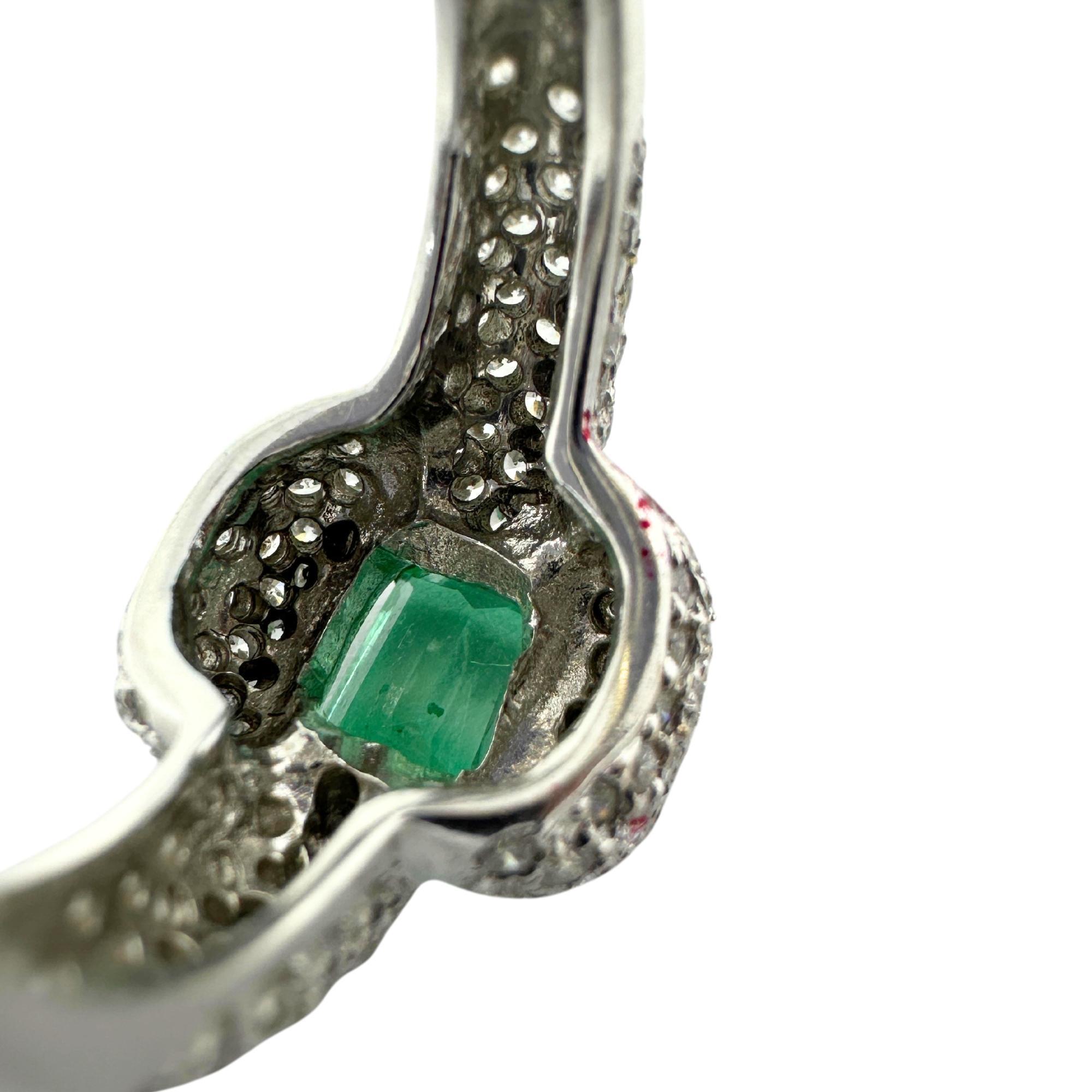 18k White Gold Diamond and Emerald Ring In Good Condition For Sale In New York, NY