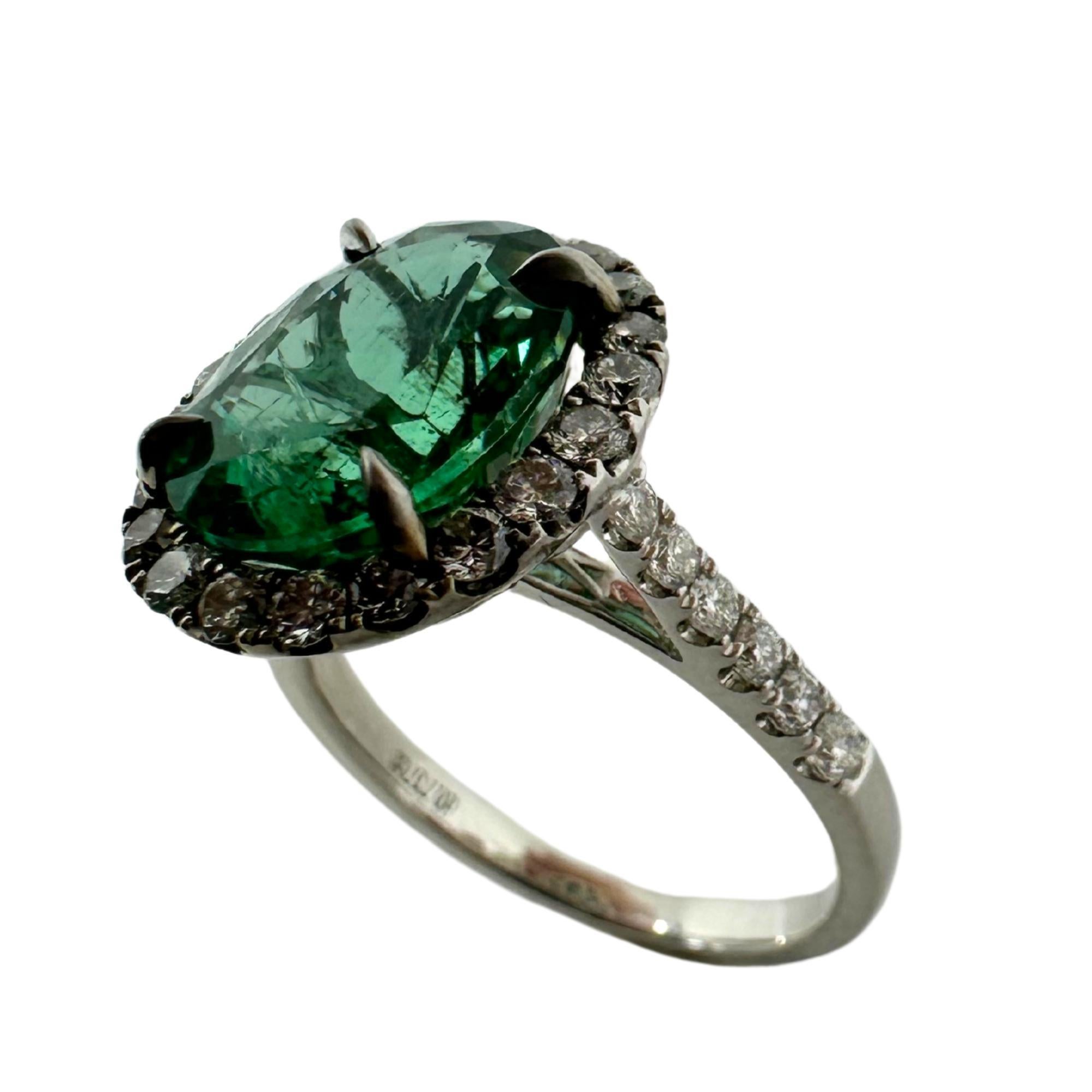 Women's 18K White Gold Diamond and Emerald Ring For Sale