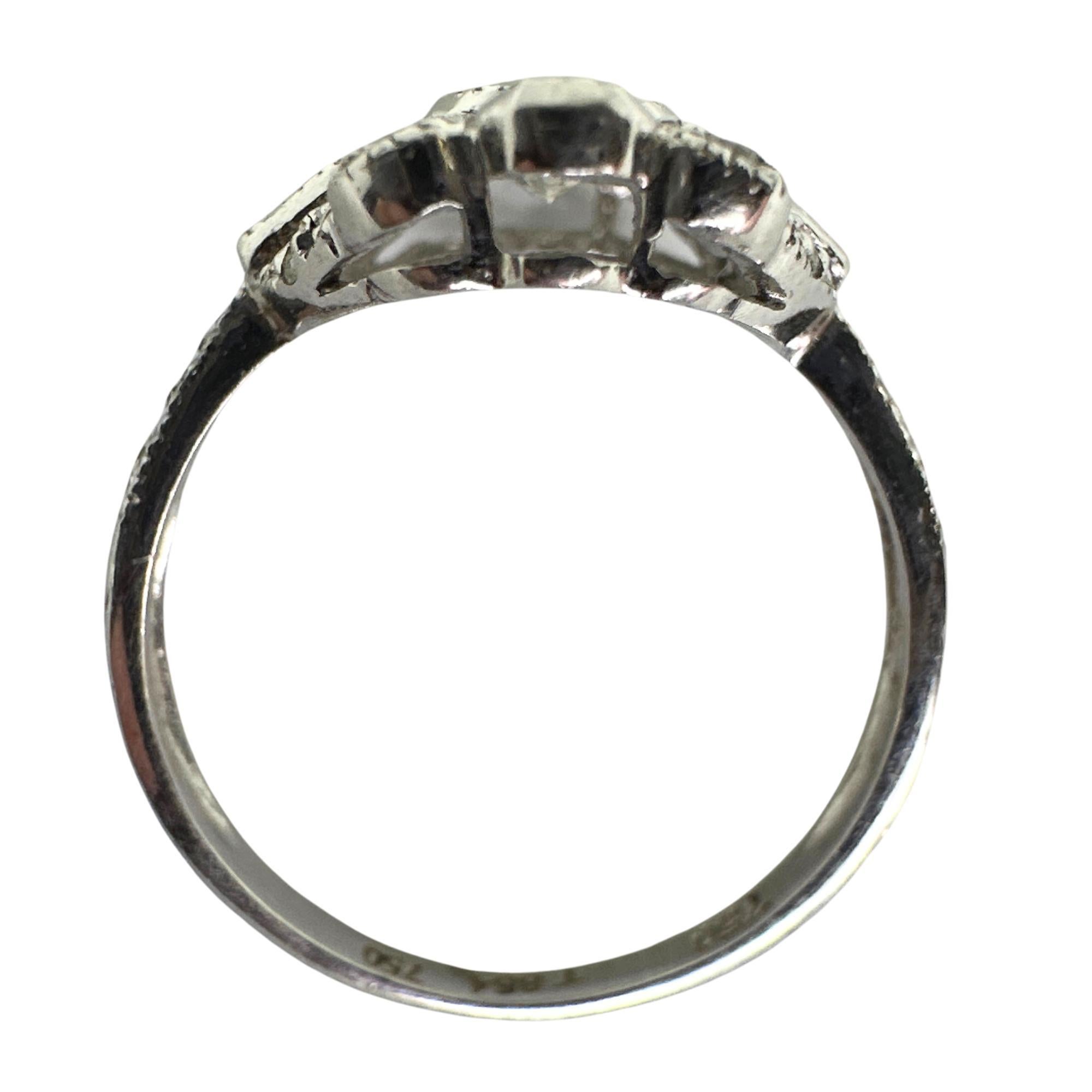 Women's 18k White Gold Diamond and Emerald Ring For Sale