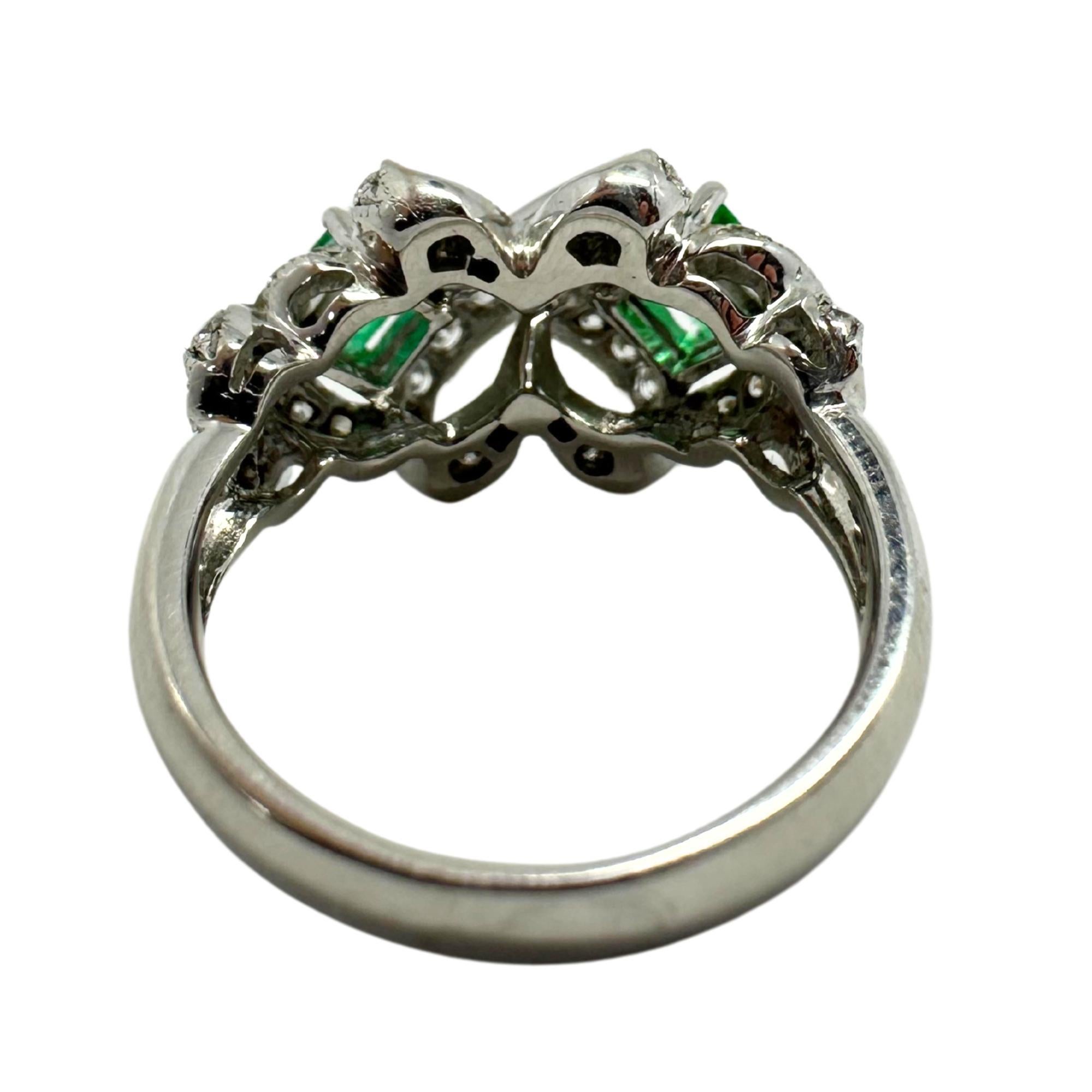 18K White Gold Diamond and Emerald Ring in vendita 1