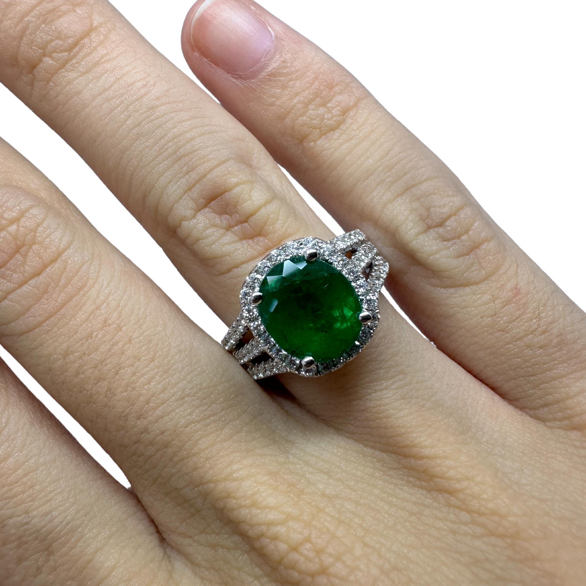 18k White Gold Diamond and Emerald Ring For Sale 1