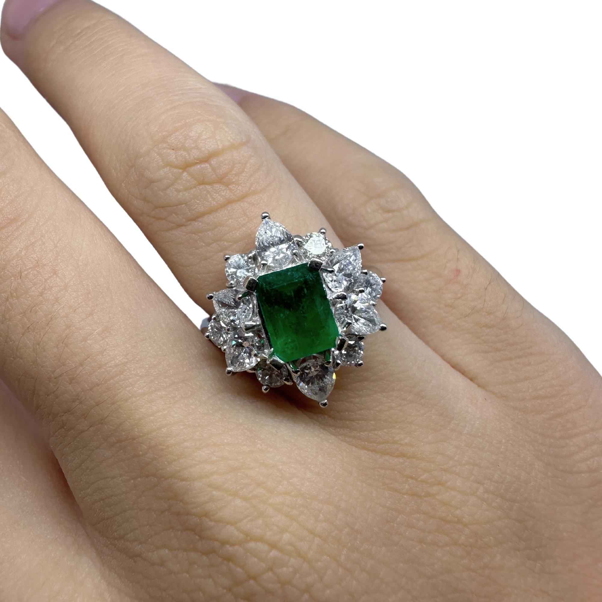 18k White Gold Diamond and Emerald Ring For Sale 1