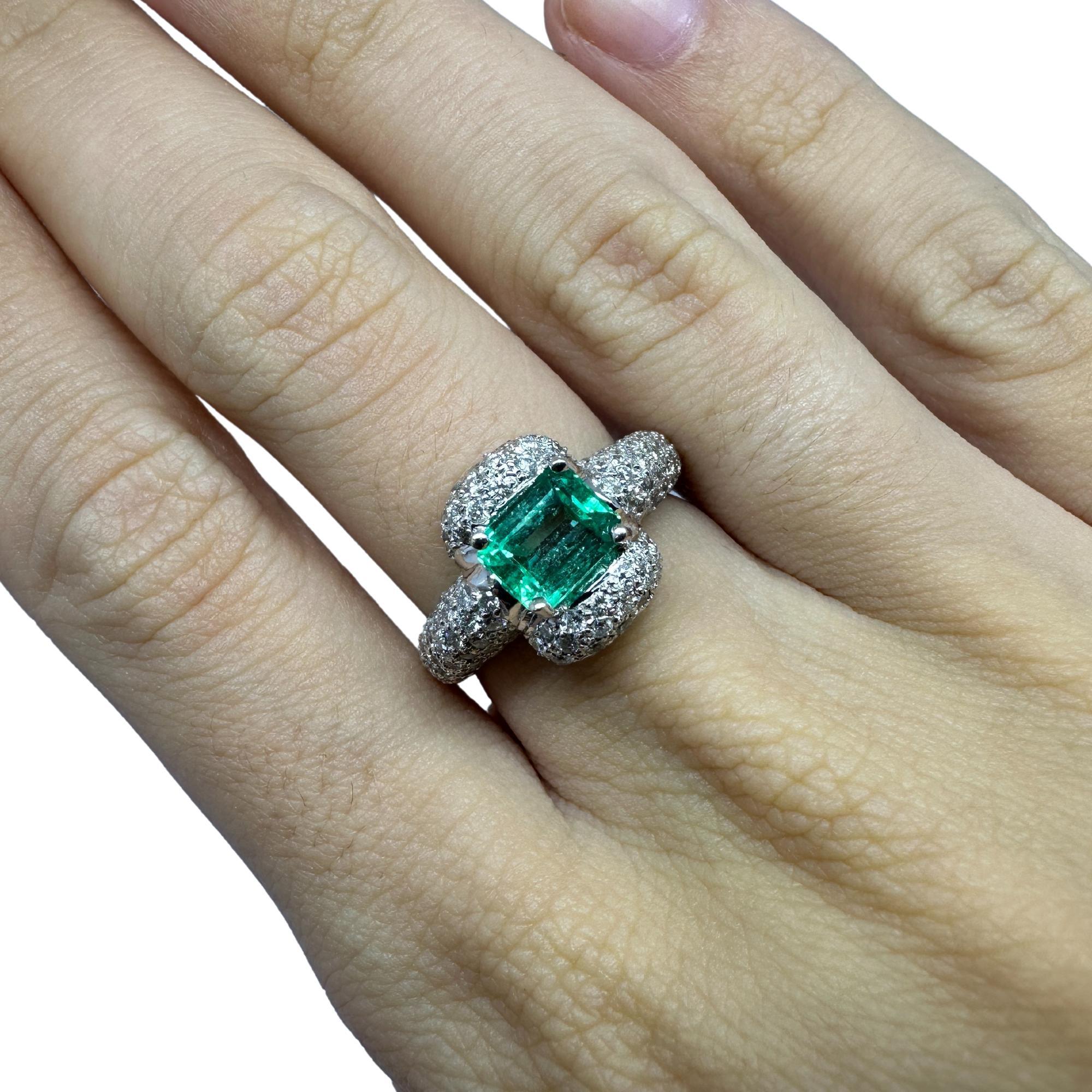 18k White Gold Diamond and Emerald Ring For Sale 1