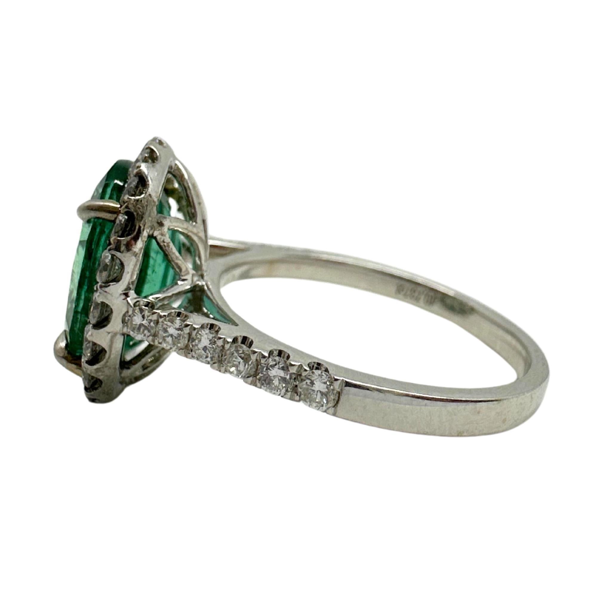 18K White Gold Diamond and Emerald Ring For Sale 2