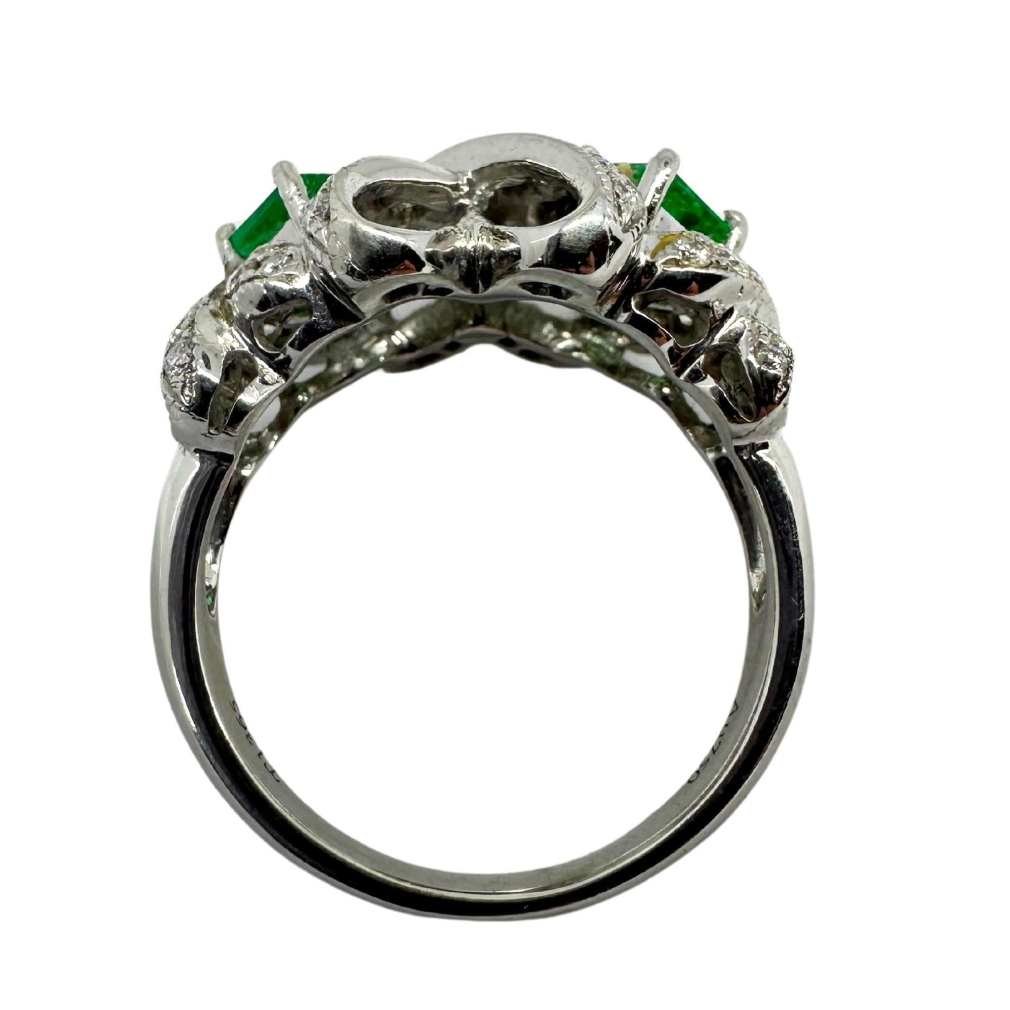 18K White Gold Diamond and Emerald Ring in vendita 2