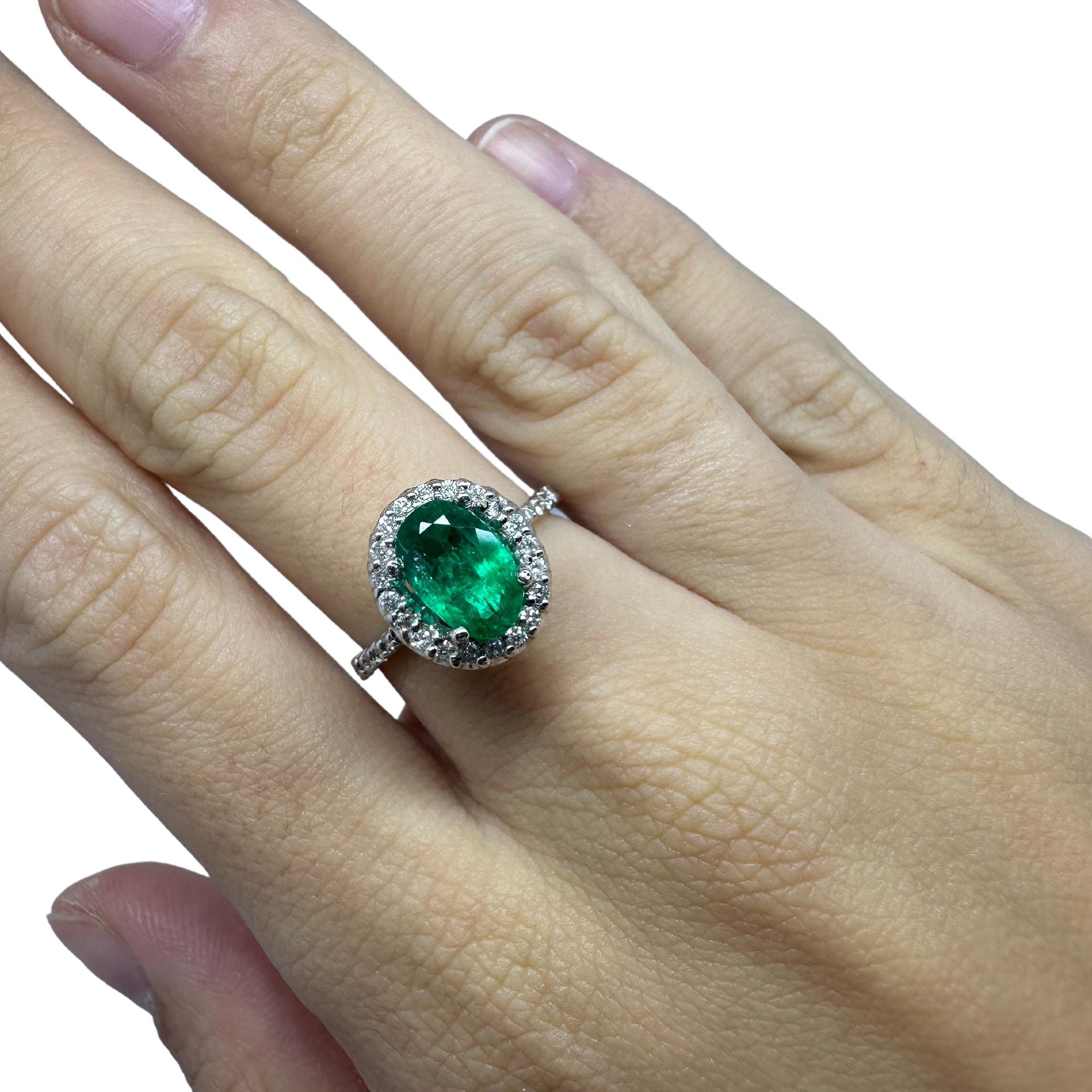 18K White Gold Diamond and Emerald Ring For Sale 2