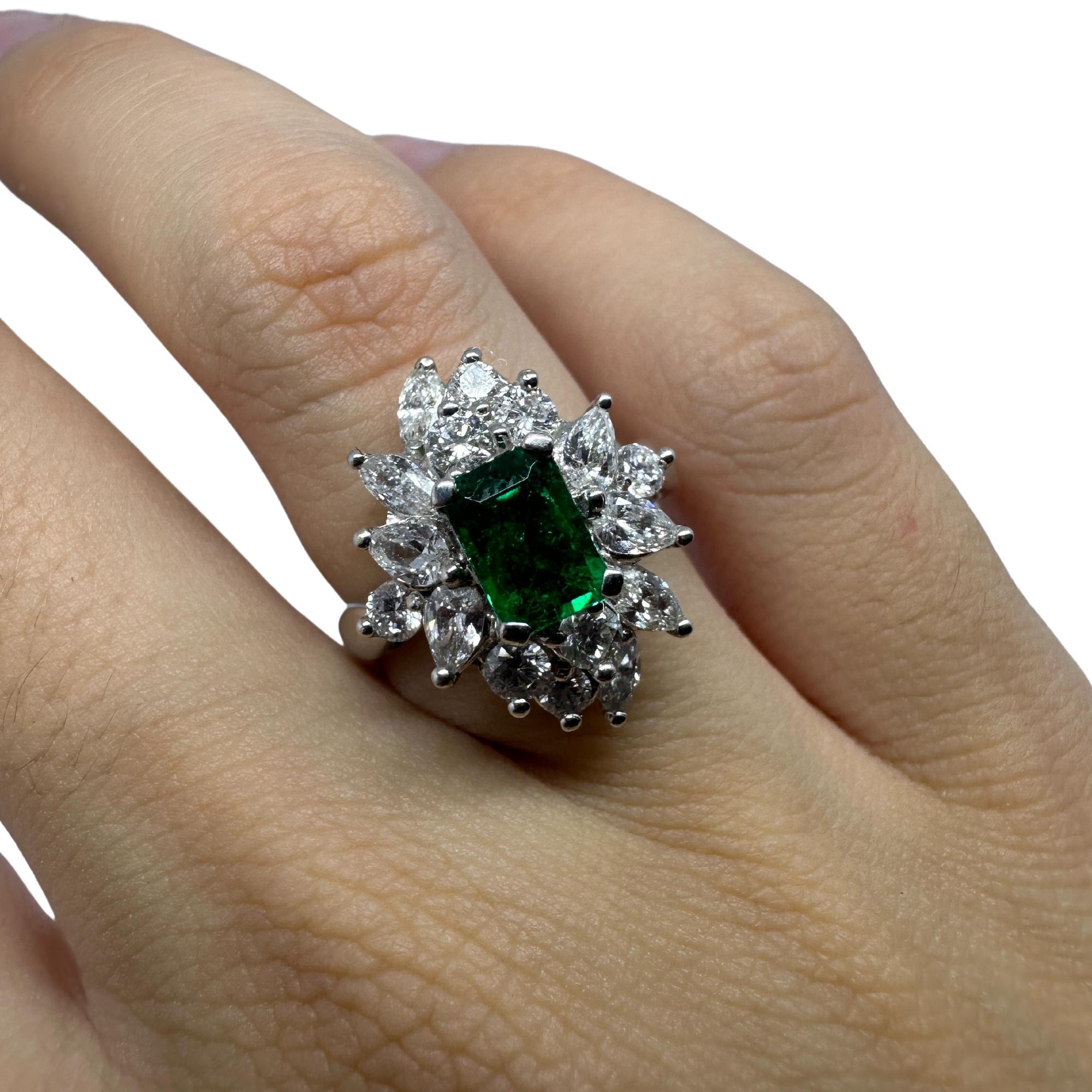 18k White Gold Diamond and Emerald Ring For Sale 2