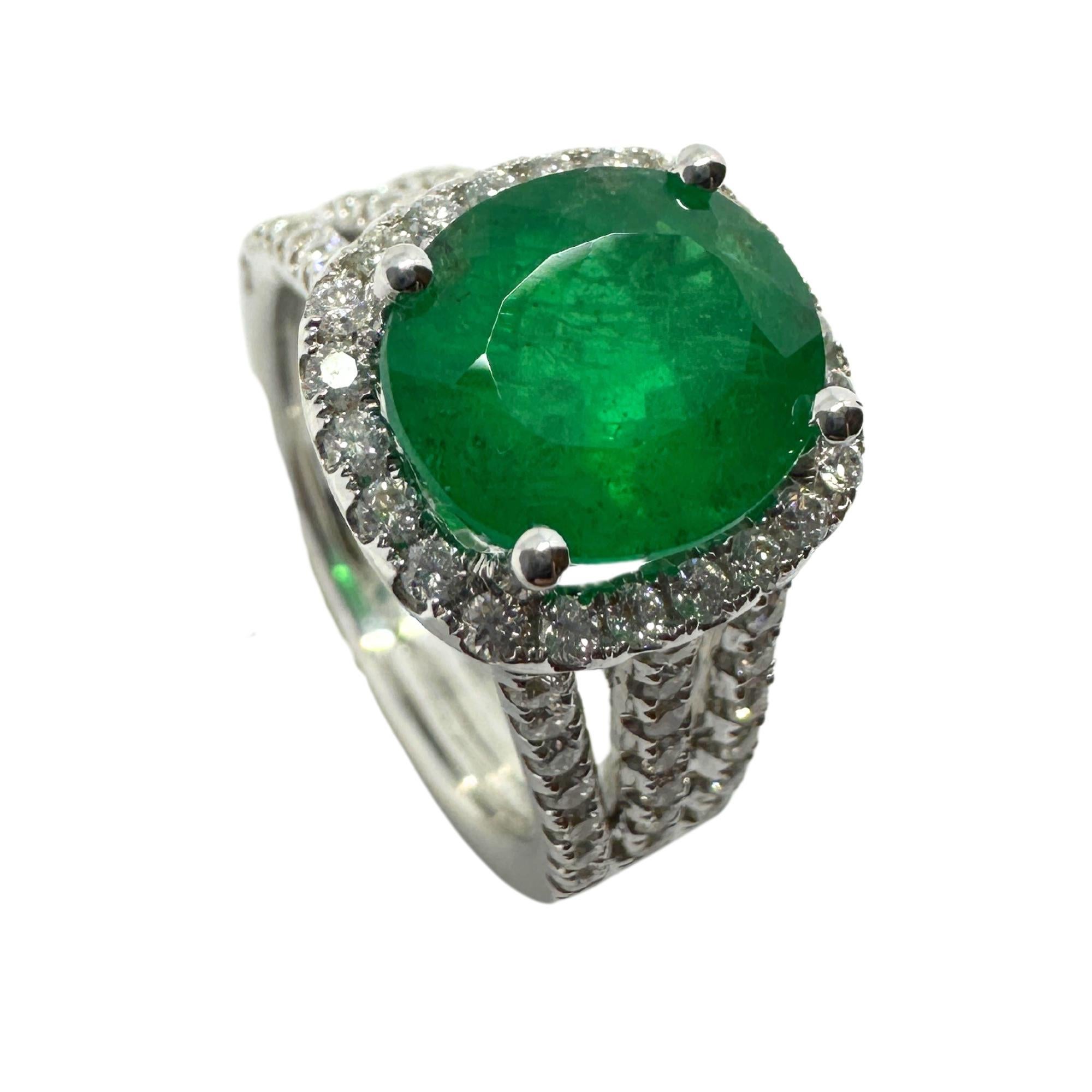 18k White Gold Diamond and Emerald Ring For Sale 2