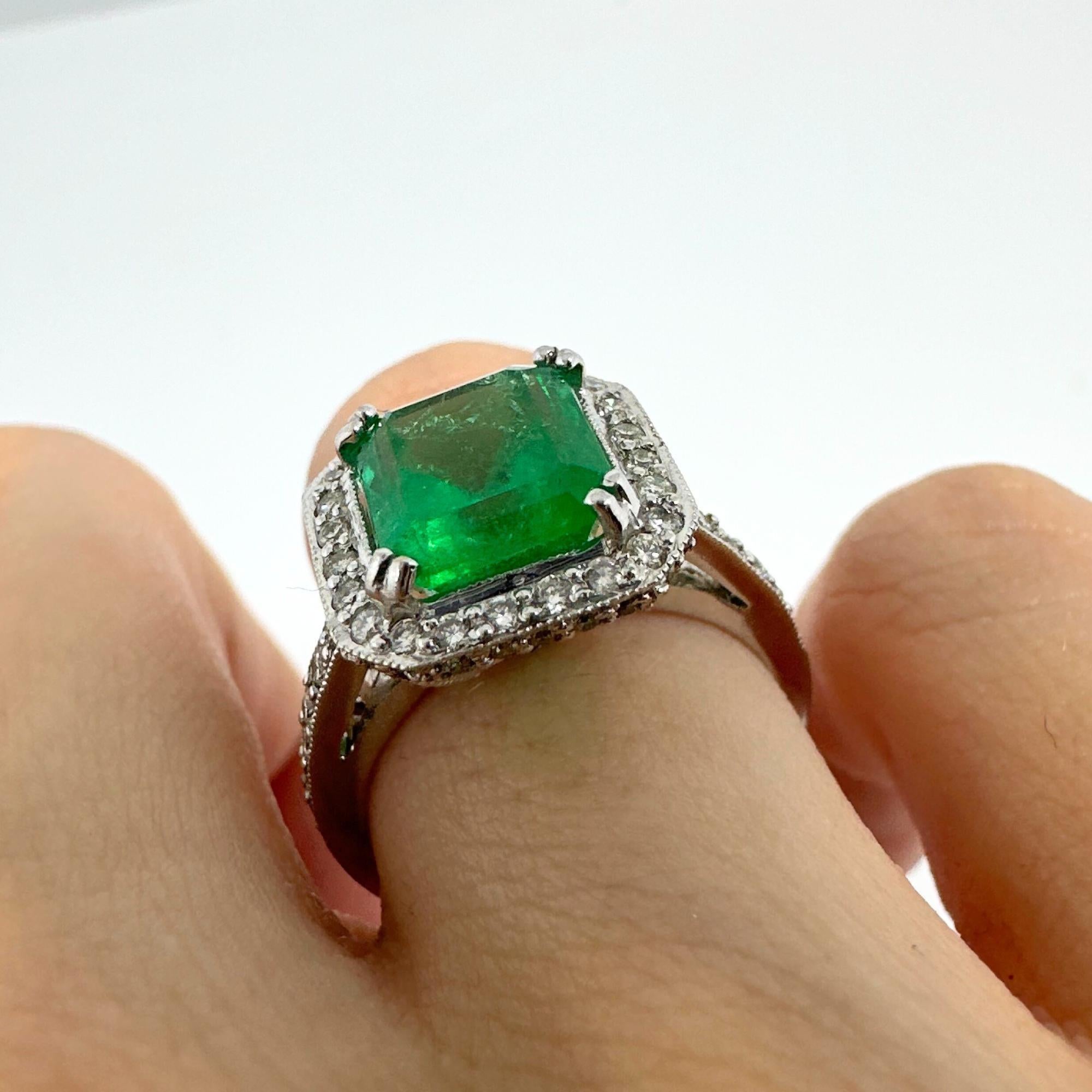 18K White Gold Diamond and Emerald Ring For Sale 3