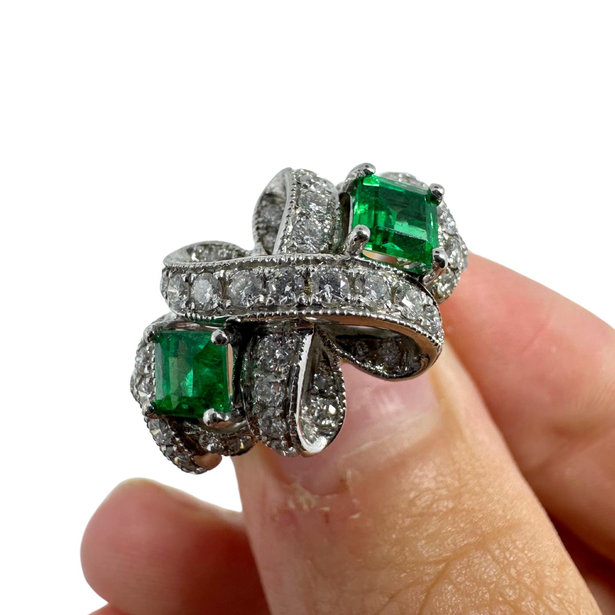 18K White Gold Diamond and Emerald Ring in vendita 3