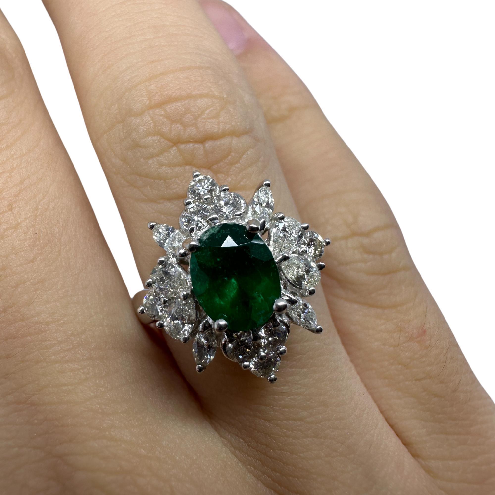 18k White Gold Diamond and Emerald Ring For Sale 3