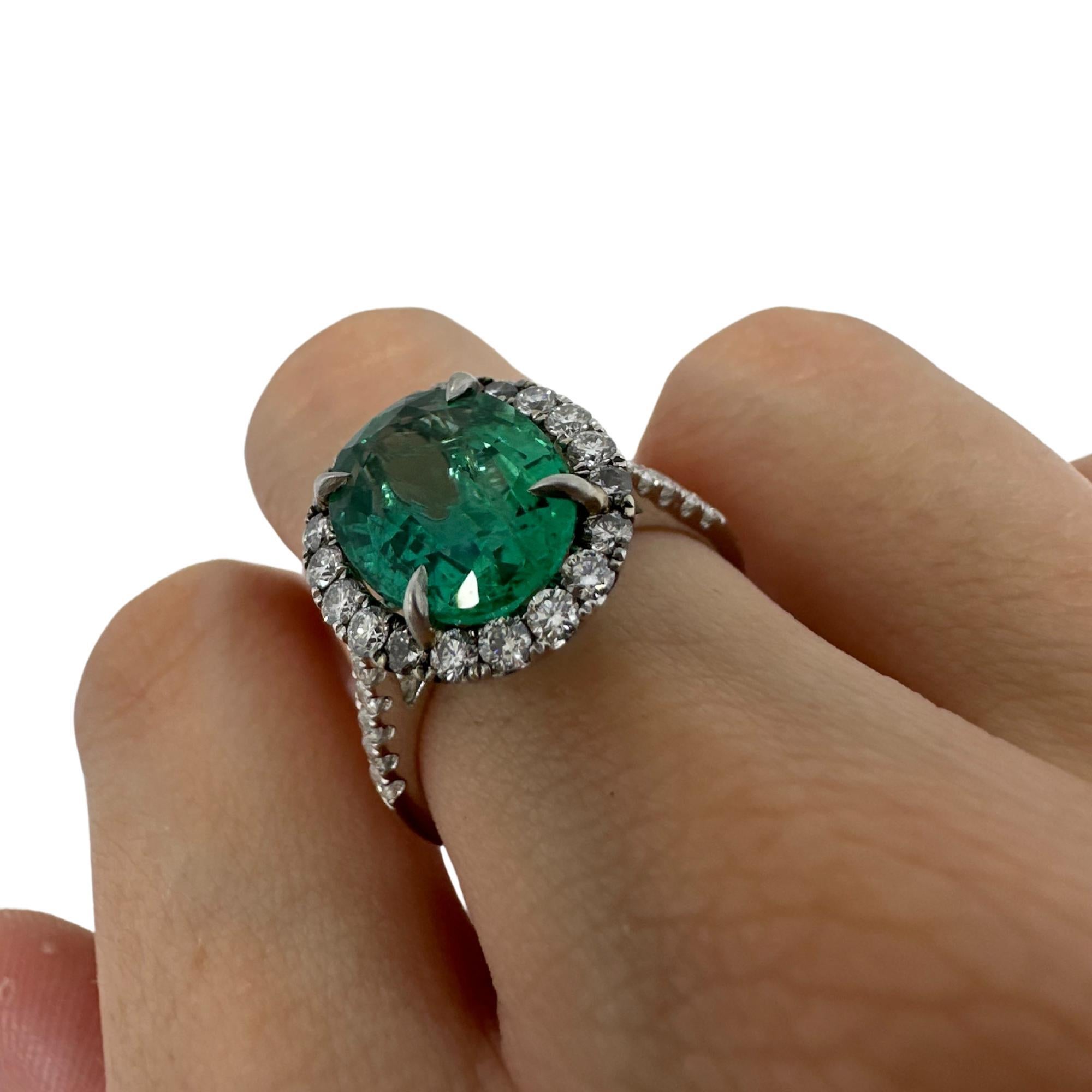 18K White Gold Diamond and Emerald Ring For Sale 4