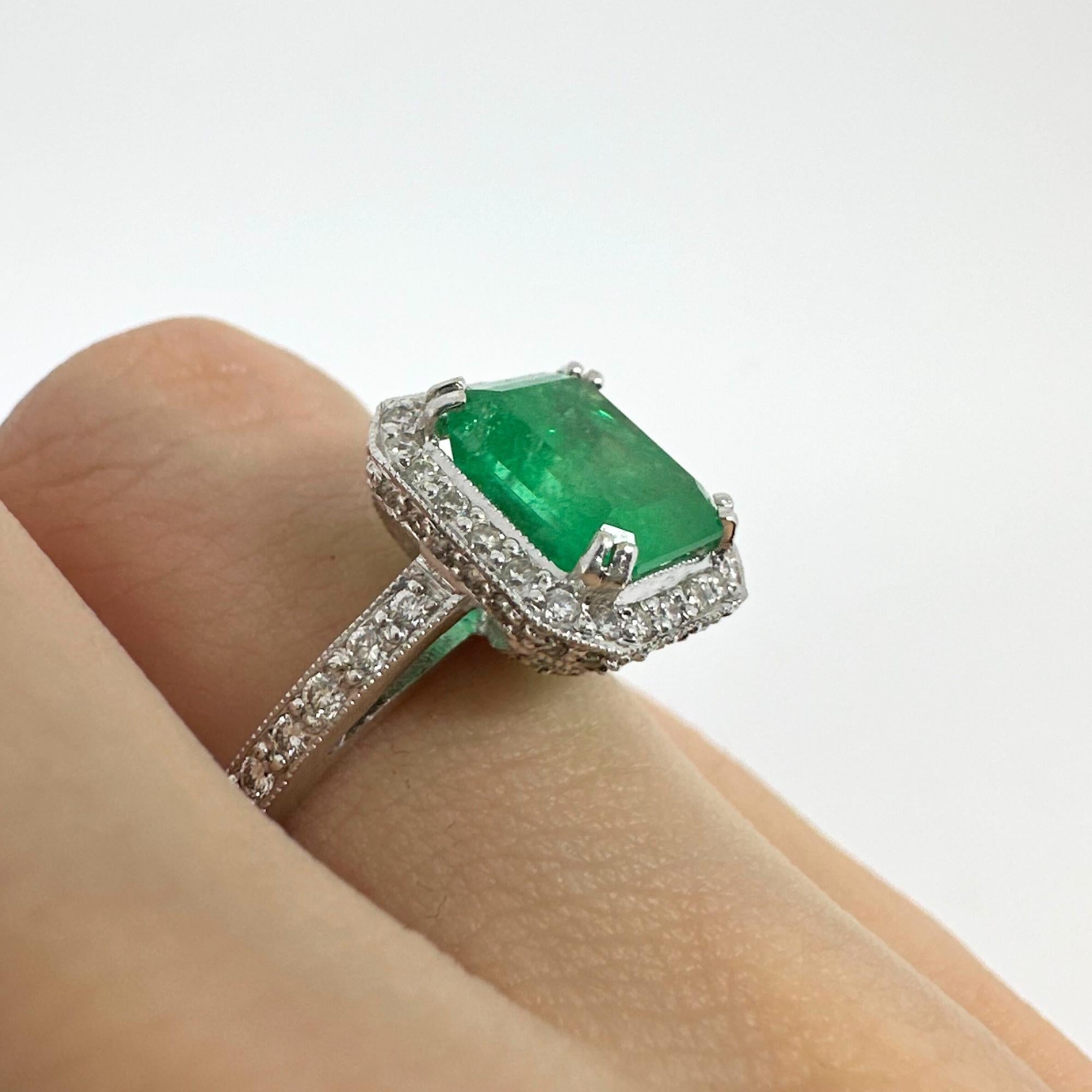 18K White Gold Diamond and Emerald Ring For Sale 4