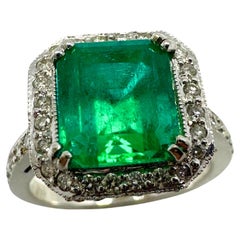 18K White Gold Diamond and Emerald Ring