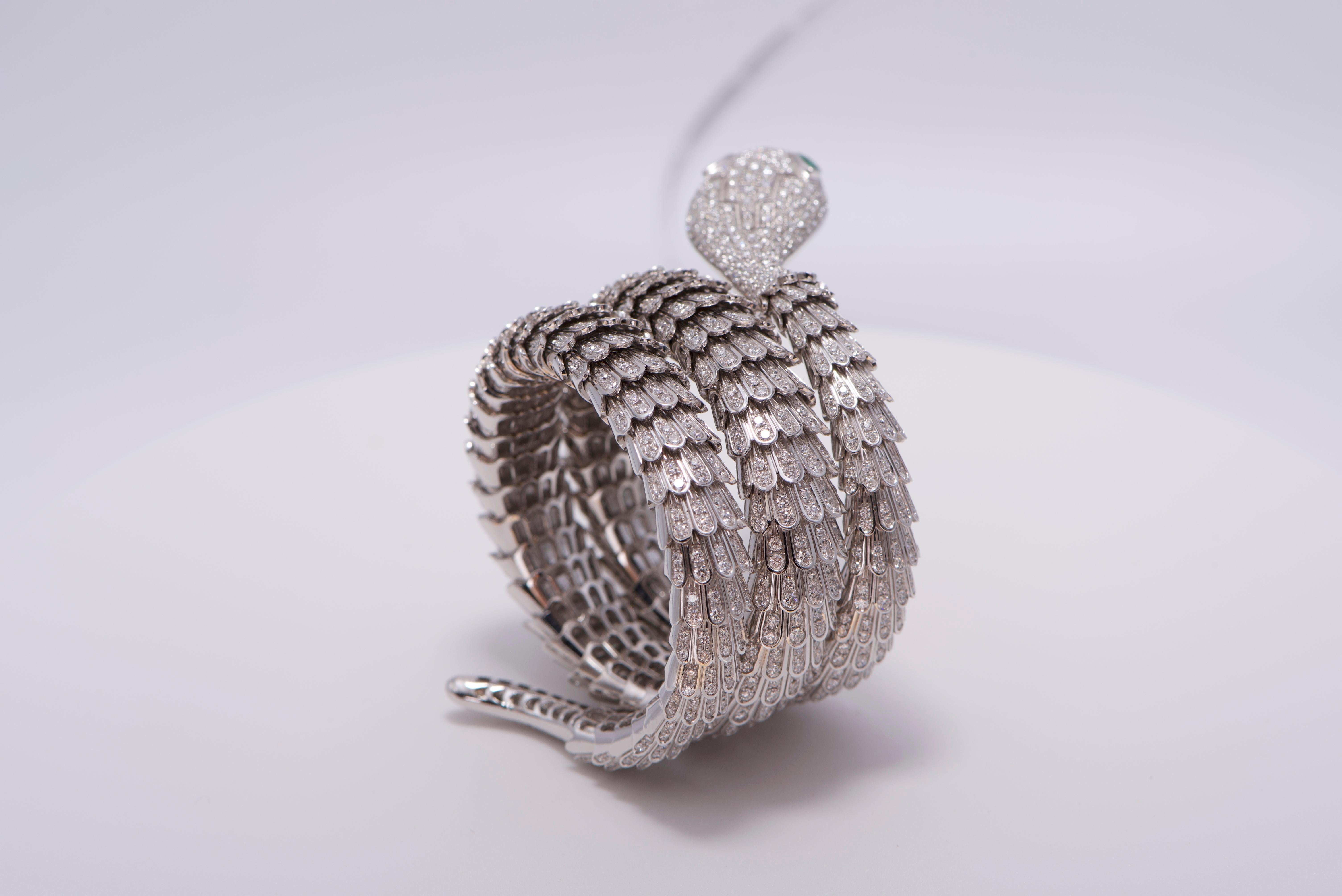 Taille ronde Bracelet serpent en or blanc 18k, diamants et émeraudes en vente